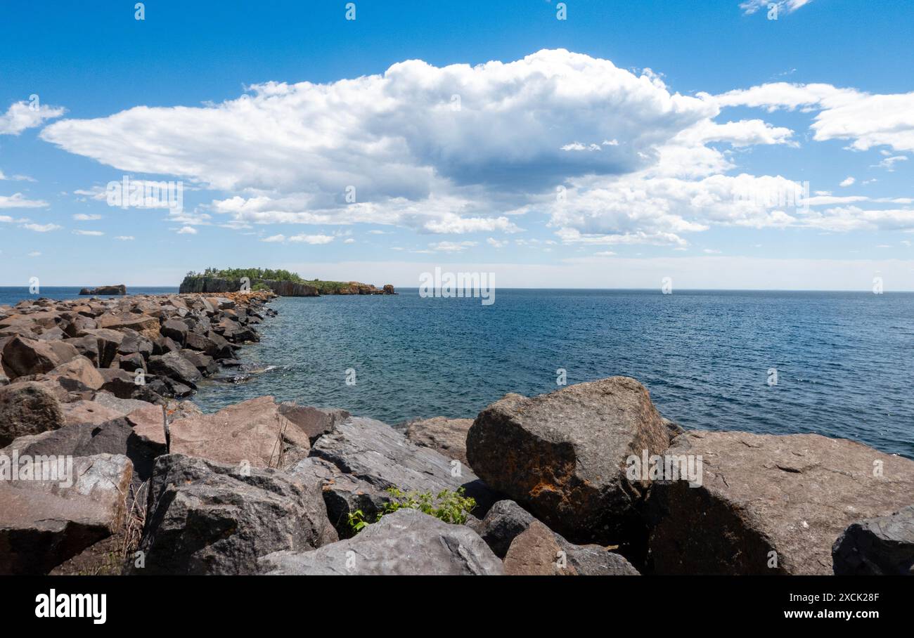 Port de plaisance et brise-lames de Silver Bay, lac supérieur, Silver Bay, Côte-Nord, Minnesota, jour de juin, beau temps Banque D'Images