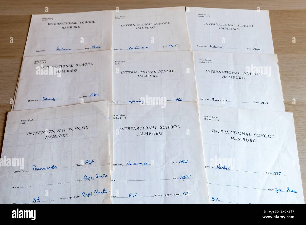 Bulletins d'études scolaires manuscrits de l'International School Junior ou élémentaire à Hambourg, Allemagne, datés de 1964-1967 Banque D'Images