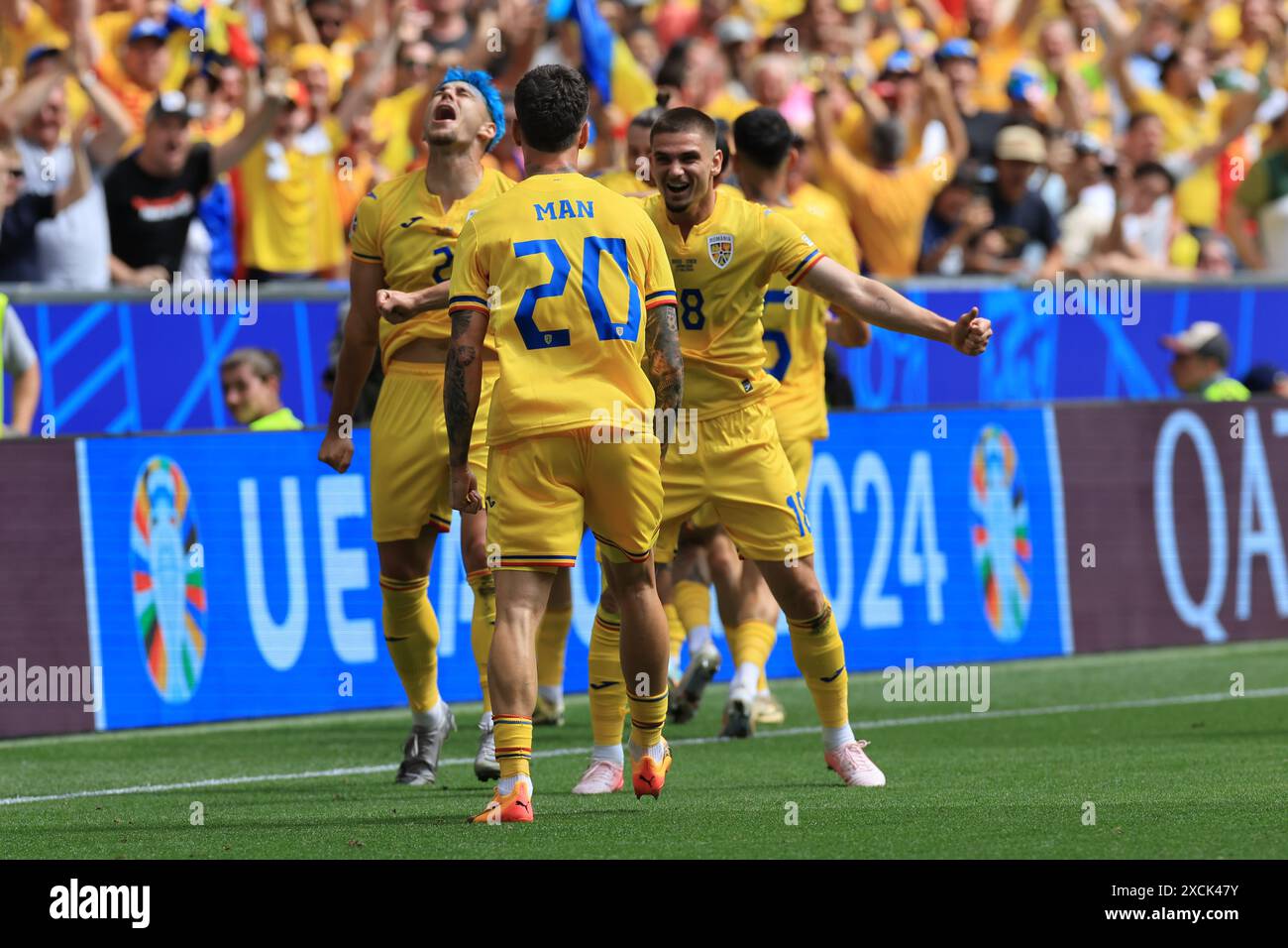 Munich Football Arena, Munich, Allemagne. 17 juin 2024. Euro 2024 Groupe E Football, Roumanie contre Ukraine ; Andrei Ratiu réagit avec Dennis Man et buteur Razvan Marin de Roumanie crédit : action plus Sports/Alamy Live News Banque D'Images