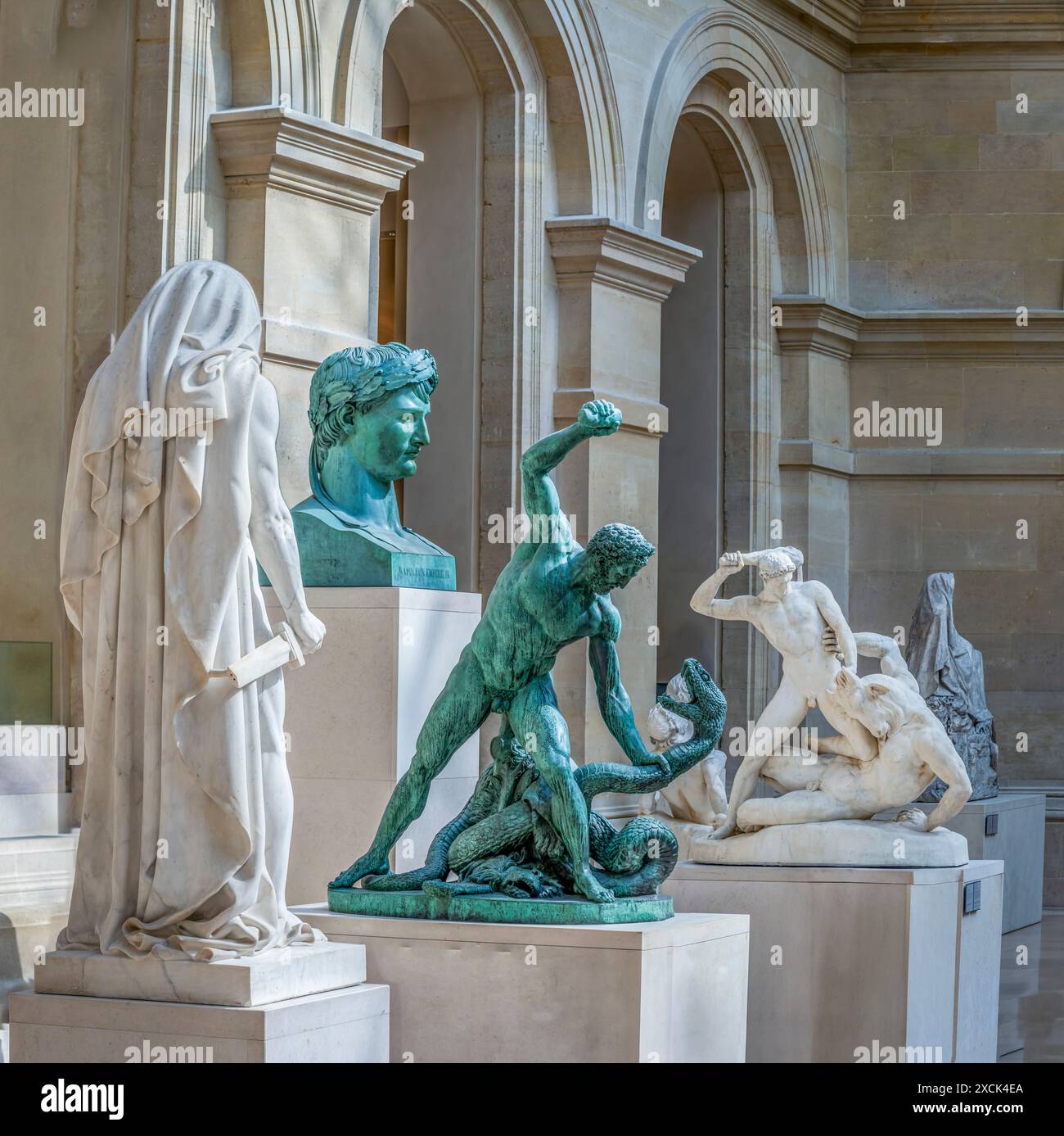 Paris, France - 06 14 2024 : Musée du Louvre. Cour Puget. Hercule combattant Achelous transformé en serpent par François-Joseph Bosio et divers s. Banque D'Images
