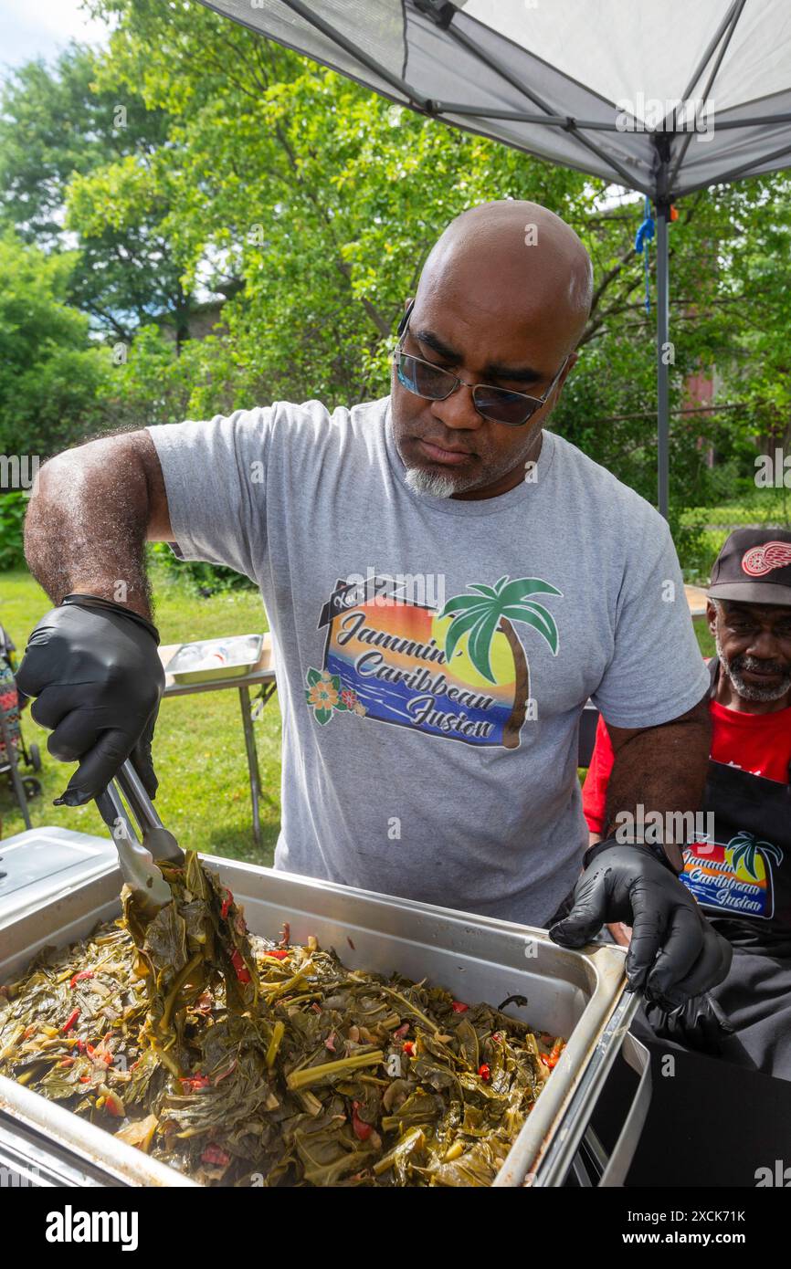 Detroit, Michigan - Xaviar Jaramillo sert des échantillons de sa cuisine au Collard Green Cook-Off, un concours pour les meilleurs chefs verts de la collection Banque D'Images