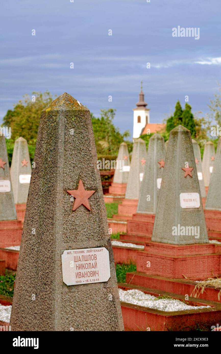 Une pierre tombale d'un soldat de l'Armée rouge avec l'étoile rouge dans le cimetière de la seconde Guerre mondiale à Sombor, Voïvodine, Serbie Banque D'Images