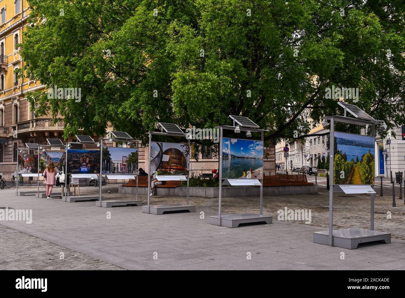 Panneaux publicitaires solaires promouvant le tourisme dans la ville suisse de Genève dans le quartier rénové de Largo Treves, Brera, Milan, Lombardie, Italie Banque D'Images