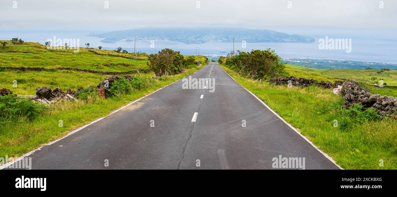 Route goudronnée avec le beau paysage entourant l'île de Pico dans l'archipel des Açores. Banque D'Images