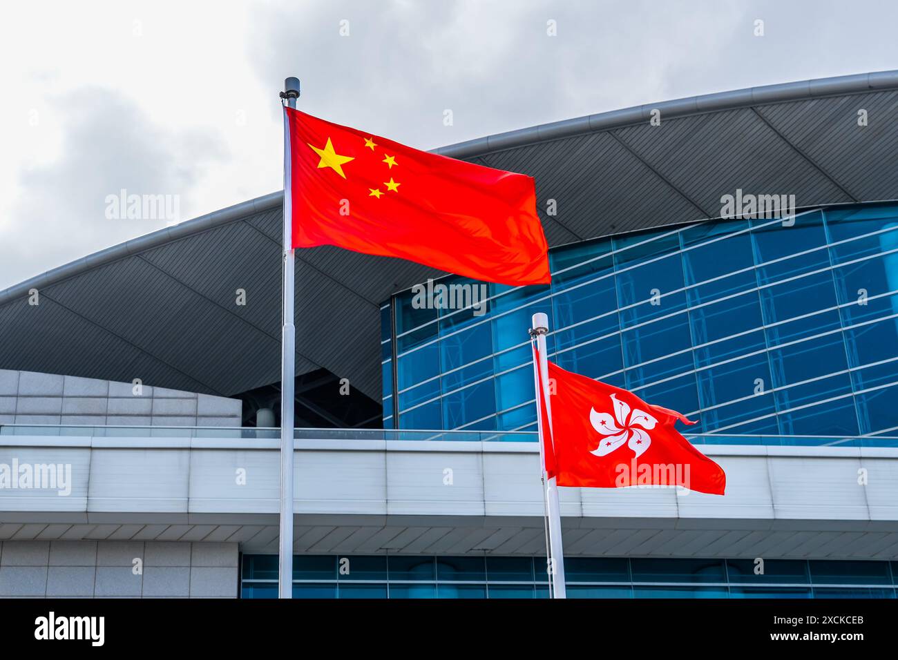 République du drapeau de Chine et région administrative spéciale de Hong Kong, le fond des bâtiments de la ville Banque D'Images
