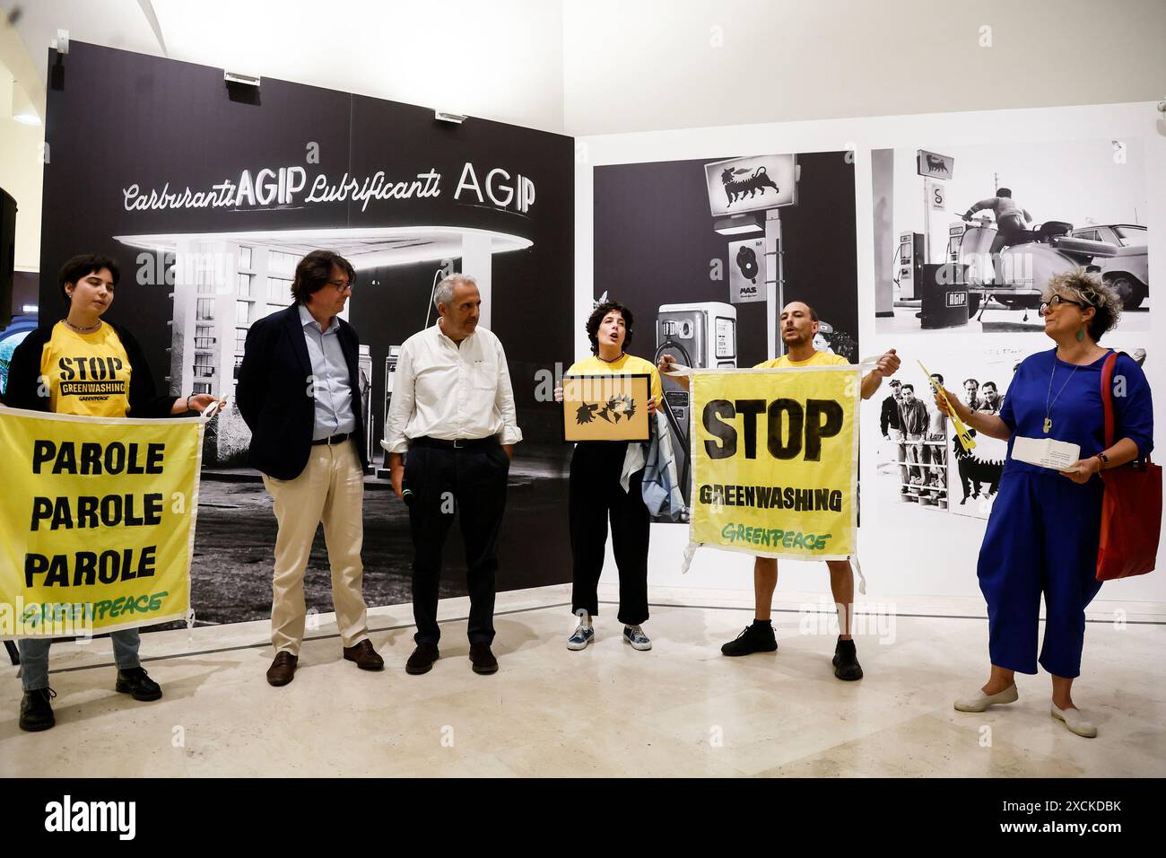 Roma, Italie. 17 juin 2024. Protesta di Greenpeace durante la presentazione della mostra il cane a SEI Zampe Organizata da Eni al palazzo delle esposizioni- Cronaca - Roma, Italia - Luned&#xec; 17 Giugno 2024 (foto Cecilia Fabiano/LaPresse) les militants de Greenpeace protestent lors de la présentation de l'exposition sur l'histoire du symbole Eni le chien à six pattes - Actualités - Rome, Italie &#x2014 ; lundi 17 juin 2024 (photo Cecilia Fabiano/LaPresse) crédit : LaPresse/Alamy Live News Banque D'Images