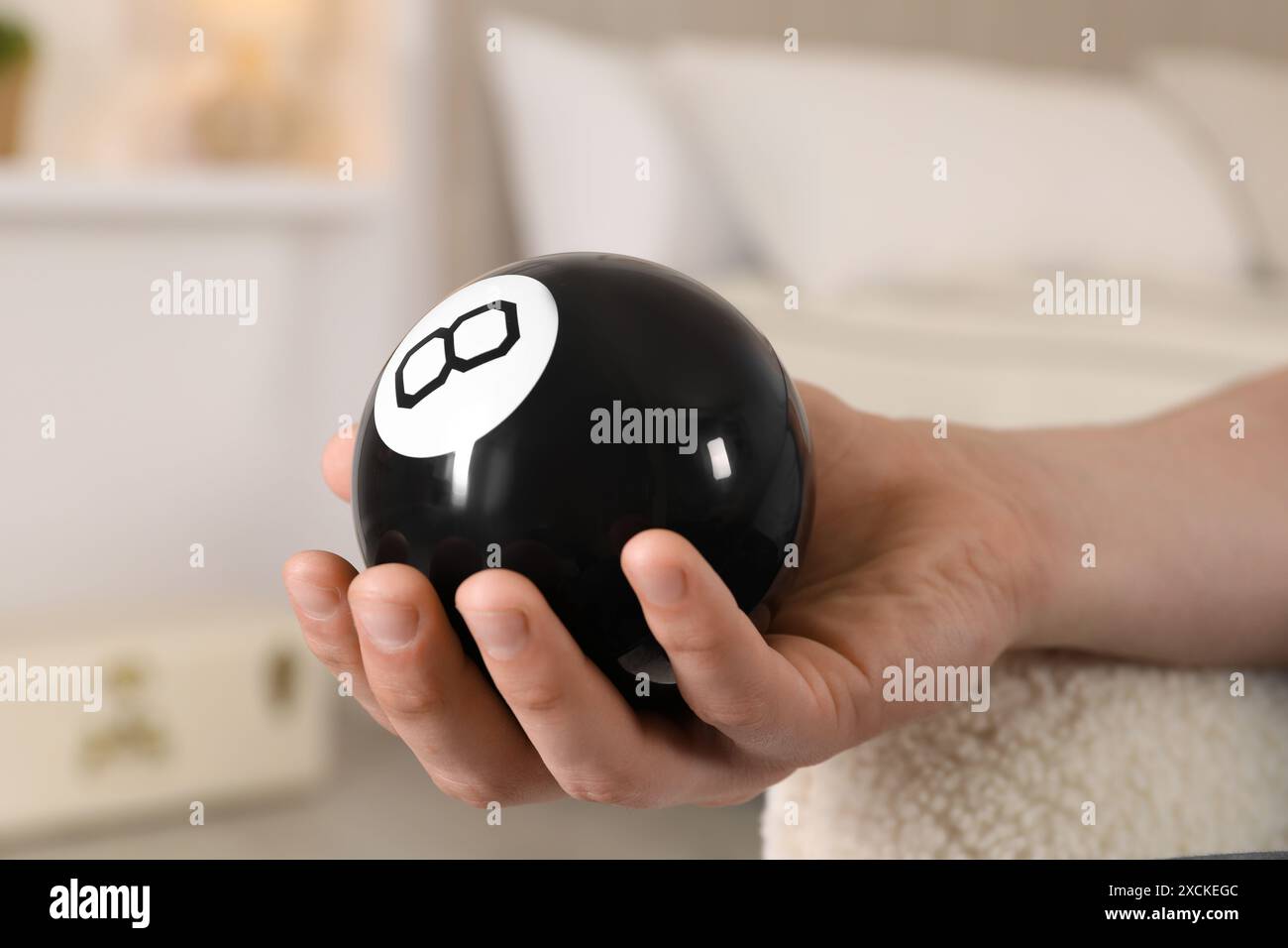 Homme tenant la boule magique huit à l'intérieur, gros plan Banque D'Images