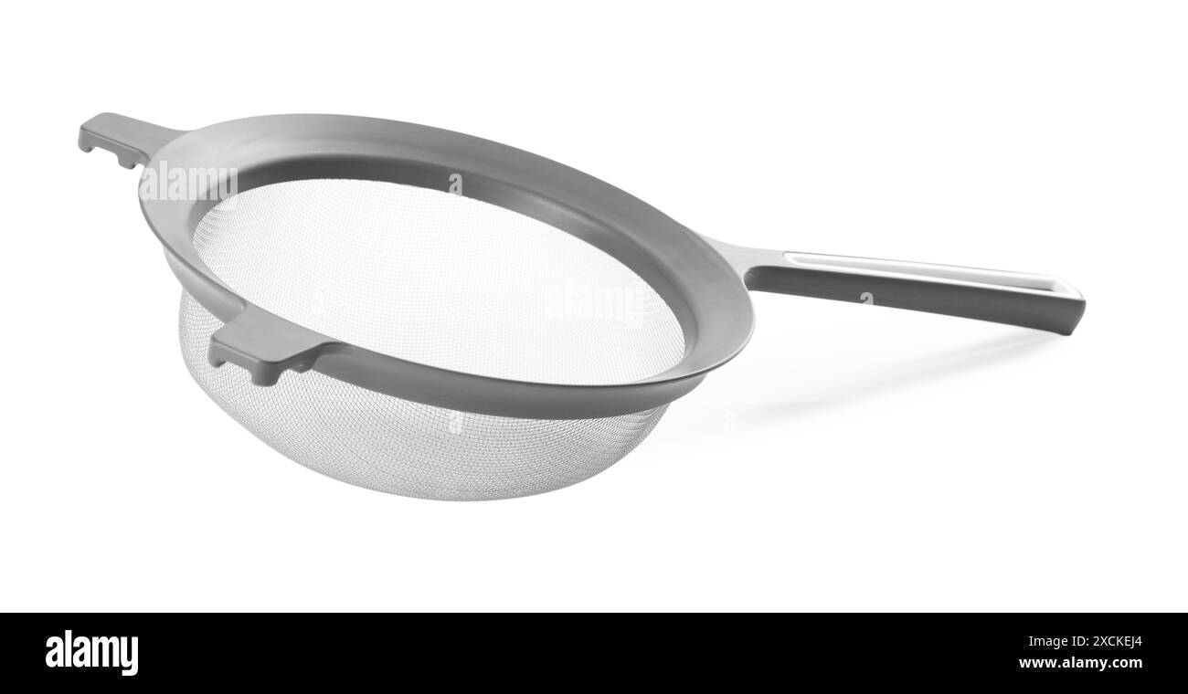 Un tamis métallique isolé sur blanc. Ustensile de cuisson Banque D'Images