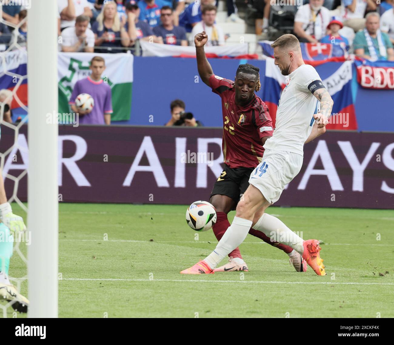 Francfort, Allemagne. 17 juin 2024. Le belge Jeremy Doku et le slovaque Milan Skriniar photographiés en action lors d'un match de football entre l'équipe nationale belge de football Red Devils et la Slovaquie, lundi 17 juin 2024 à Francfort-sur-le-main, en Allemagne, le premier match de la phase de groupes des championnats européens de l'UEFA Euro 2024. BELGA PHOTO BRUNO FAHY crédit : Belga News Agency/Alamy Live News Banque D'Images