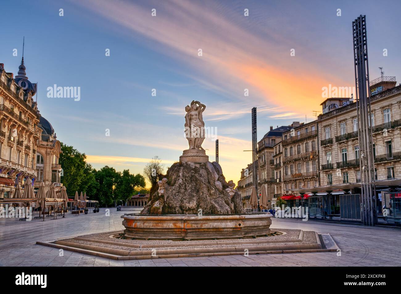 Troupeau de pigeons devant la Fontaine des trois grâces, Montpellier, Occitanie, France Banque D'Images