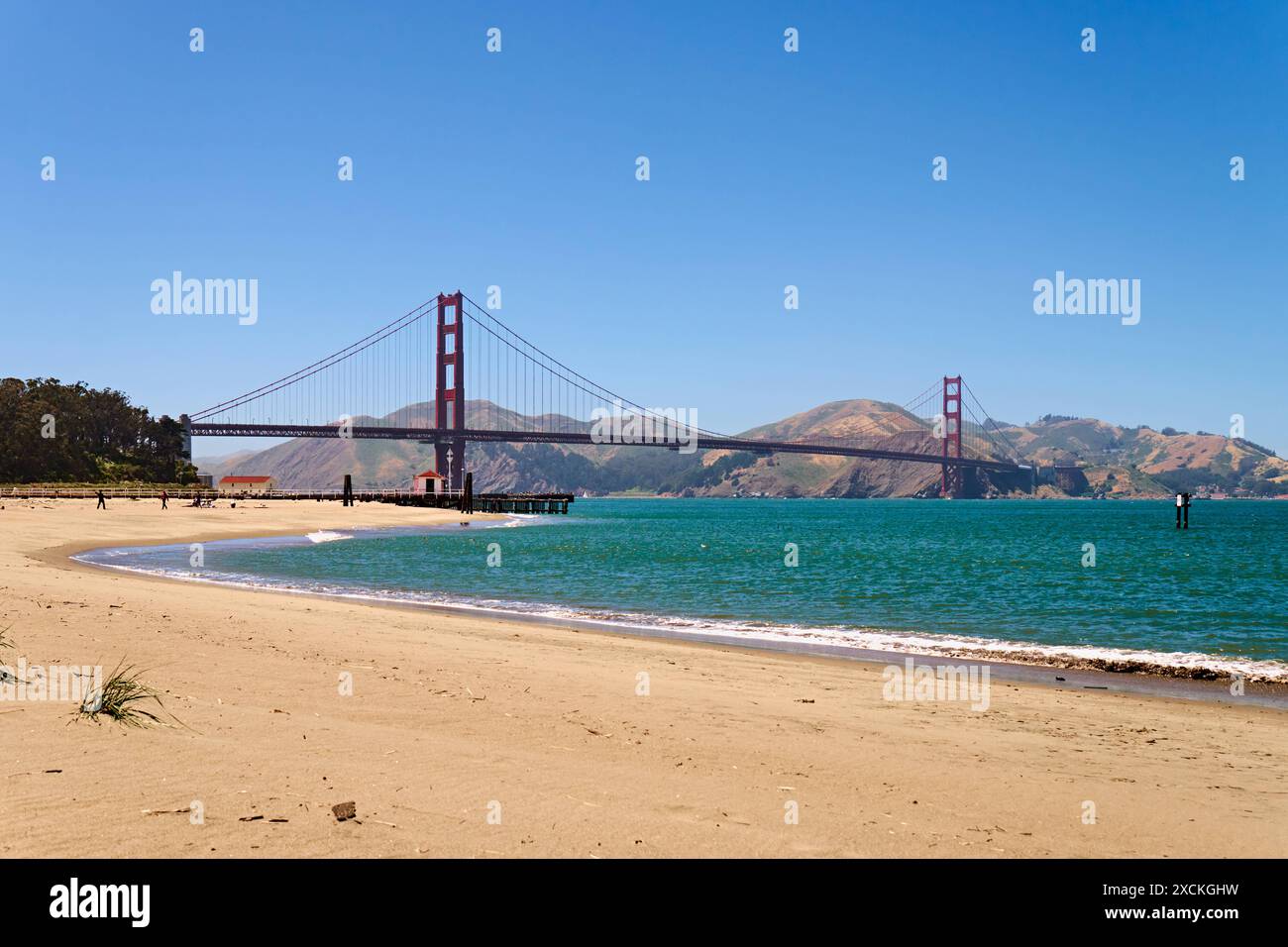 San Francisco, Californie, États-Unis d'Amérique - 15 juin 2024 : vue de Crissy Field East Beach également appelé Golden Gate Beach au Golden Gate Bridge à San Francisco, États-Unis *** Blick vom Crissy Field East Beach auch Golden Gate Beach genannt, auf die Golden Gate Bridge à San Francisco, États-Unis Banque D'Images