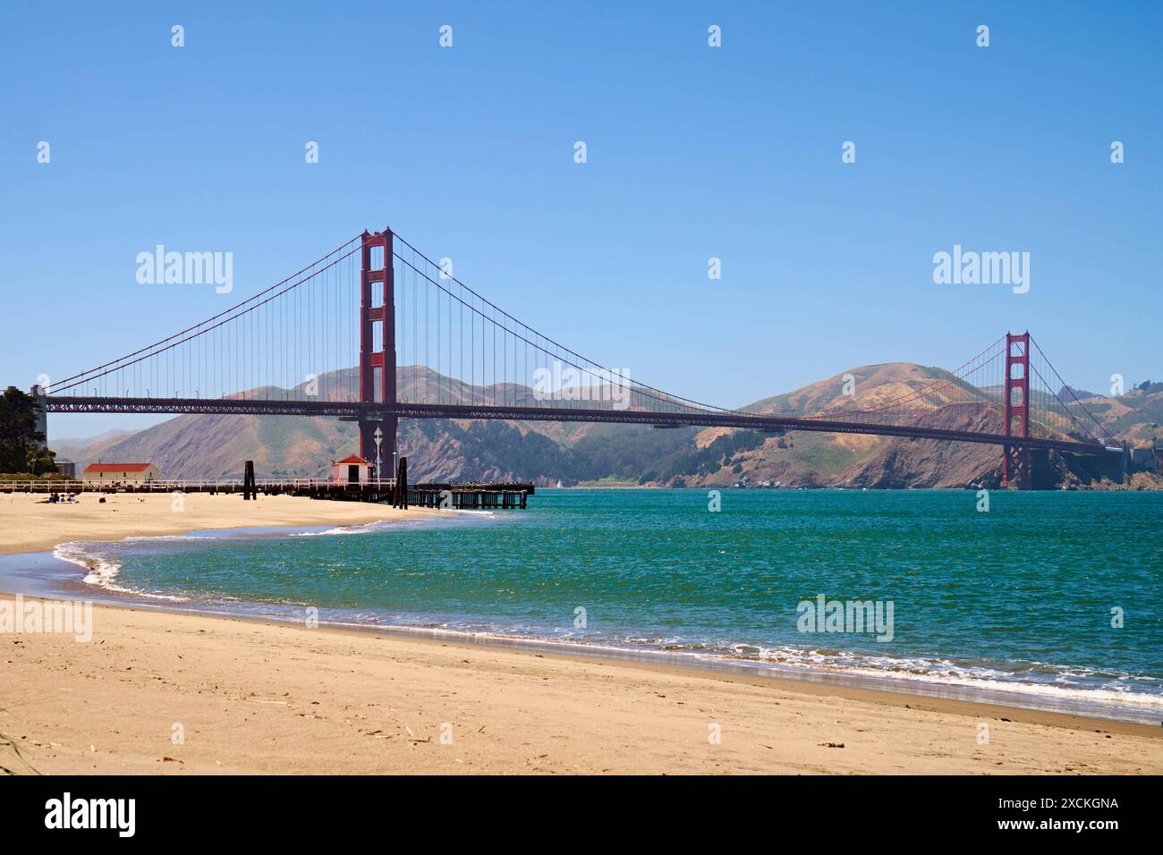 San Francisco, Californie, États-Unis d'Amérique - 15 juin 2024 : vue de Crissy Field East Beach également appelé Golden Gate Beach au Golden Gate Bridge à San Francisco, États-Unis *** Blick vom Crissy Field East Beach auch Golden Gate Beach genannt, auf die Golden Gate Bridge à San Francisco, États-Unis Banque D'Images