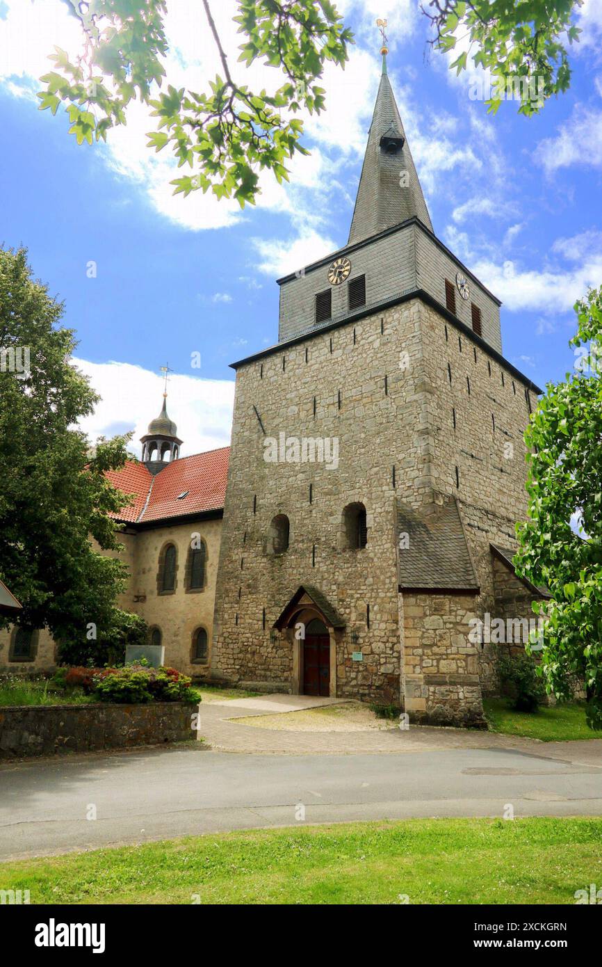 Die Evangelisch-lutherische selon Martinskirche in Lühnde/Algermissen Kreis Hildesheim - gesehen am 17.06.2024 *** The Evangelical Lutheran selon Martins Church in Lühnde Algermissen district Hildesheim vu le 17 06 2024 Banque D'Images