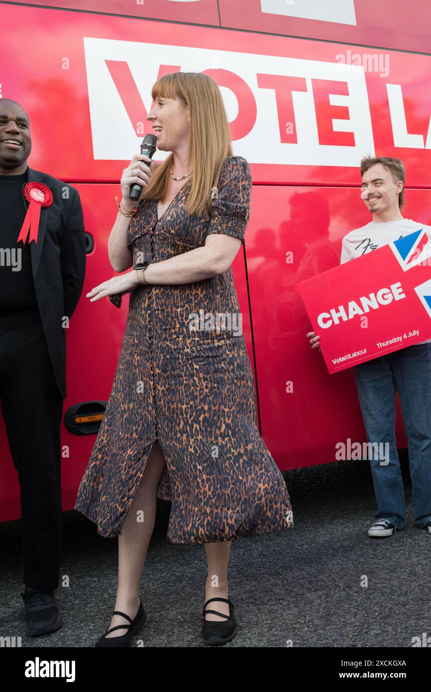 Mansfield, Nottinghamshire, Angleterre, Royaume-Uni. 17 juin 2024. Le Labour Party change bus de bataille à Mansfield avec Angela Rayner députée travailliste et chef adjoint du parti travailliste faisant campagne en faveur du Labour P.P.C. Steve Yemm de Mansfield. Ce siège parlementaire fait partie du mur rouge remporté par le député conservateur Ben Bradley aux élections générales de 2019 et est l'un des principaux terrains de bataille que le Labour doit remporter du prochain gouvernement. Crédit : Alan Beastall/Alamy Live News Banque D'Images