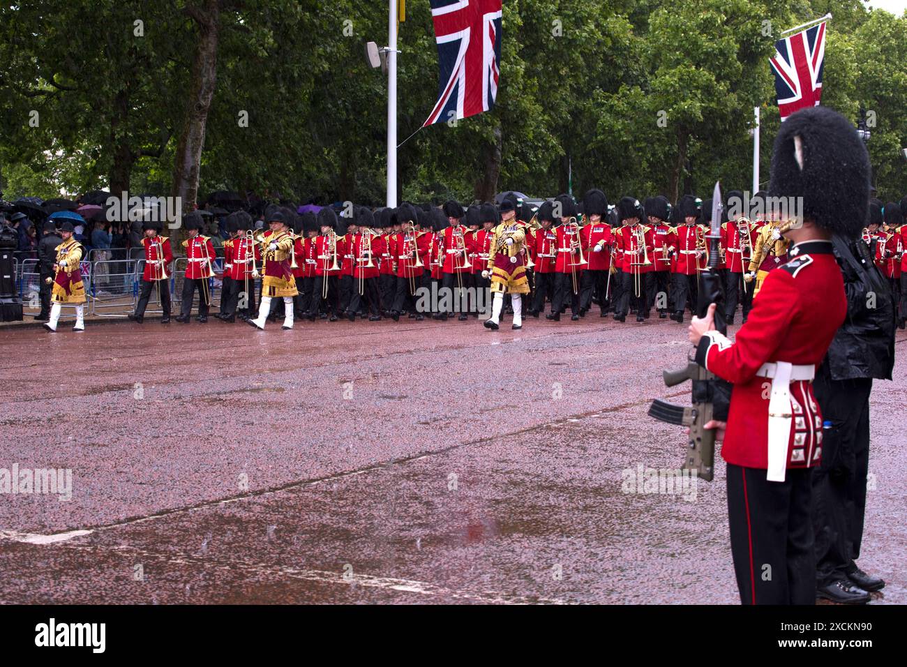 Marching Grenadier Guards Band jouant des trombones Trooping the Colour Color The Mall London 2024 Banque D'Images