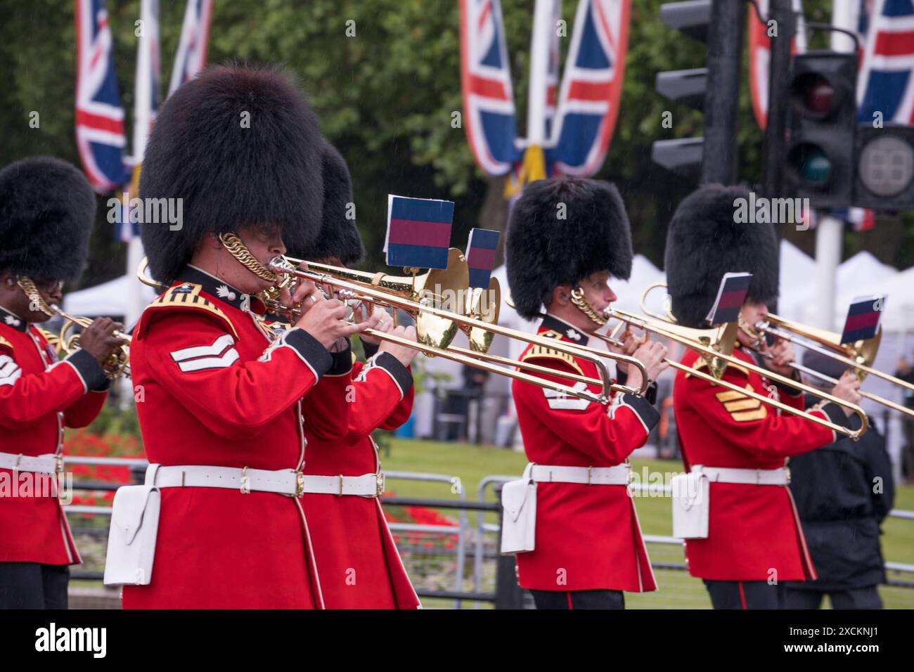 Marching Grenadier Guards Band jouant des trombones Trooping the Colour Color The Mall London 2024 Banque D'Images