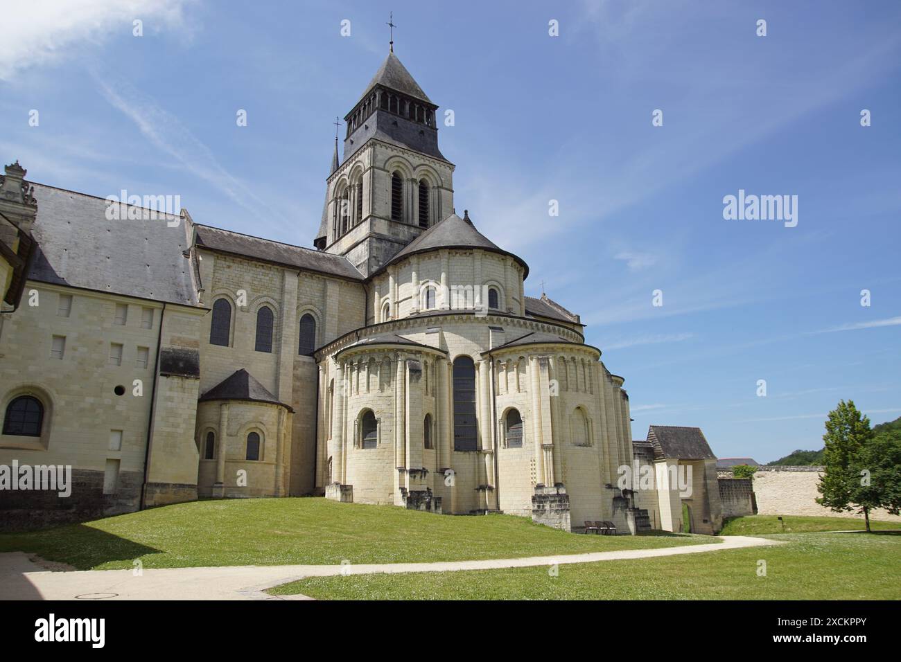 L'extérieur de l'église de l'abbaye de Fontevraud. Vallée de la Loire, France. Juin, été Banque D'Images