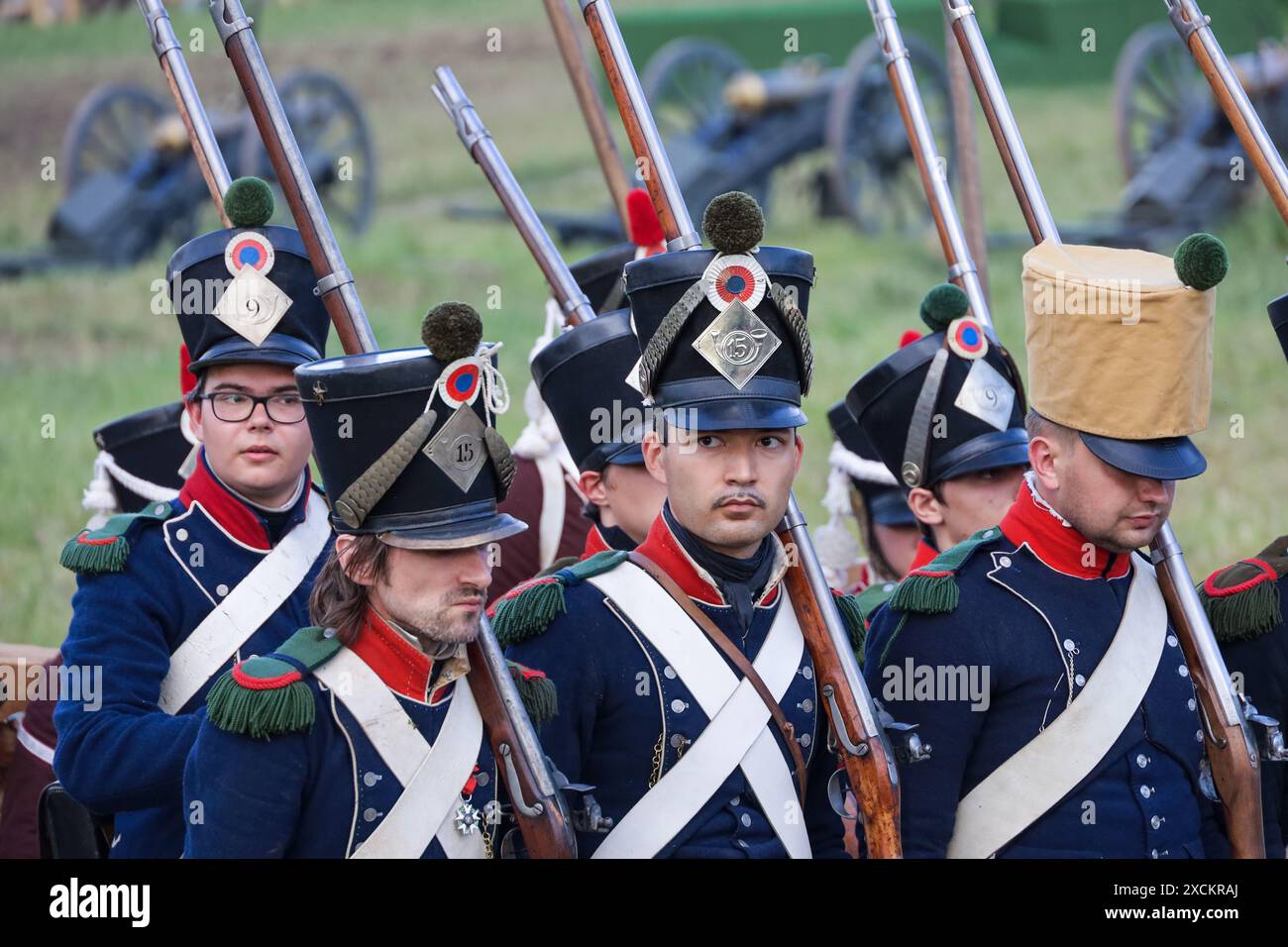 Soldats de l'armée française de Napoléon du XIXe siècle lors de la fête des temps et des époques de reconstruction historique Banque D'Images