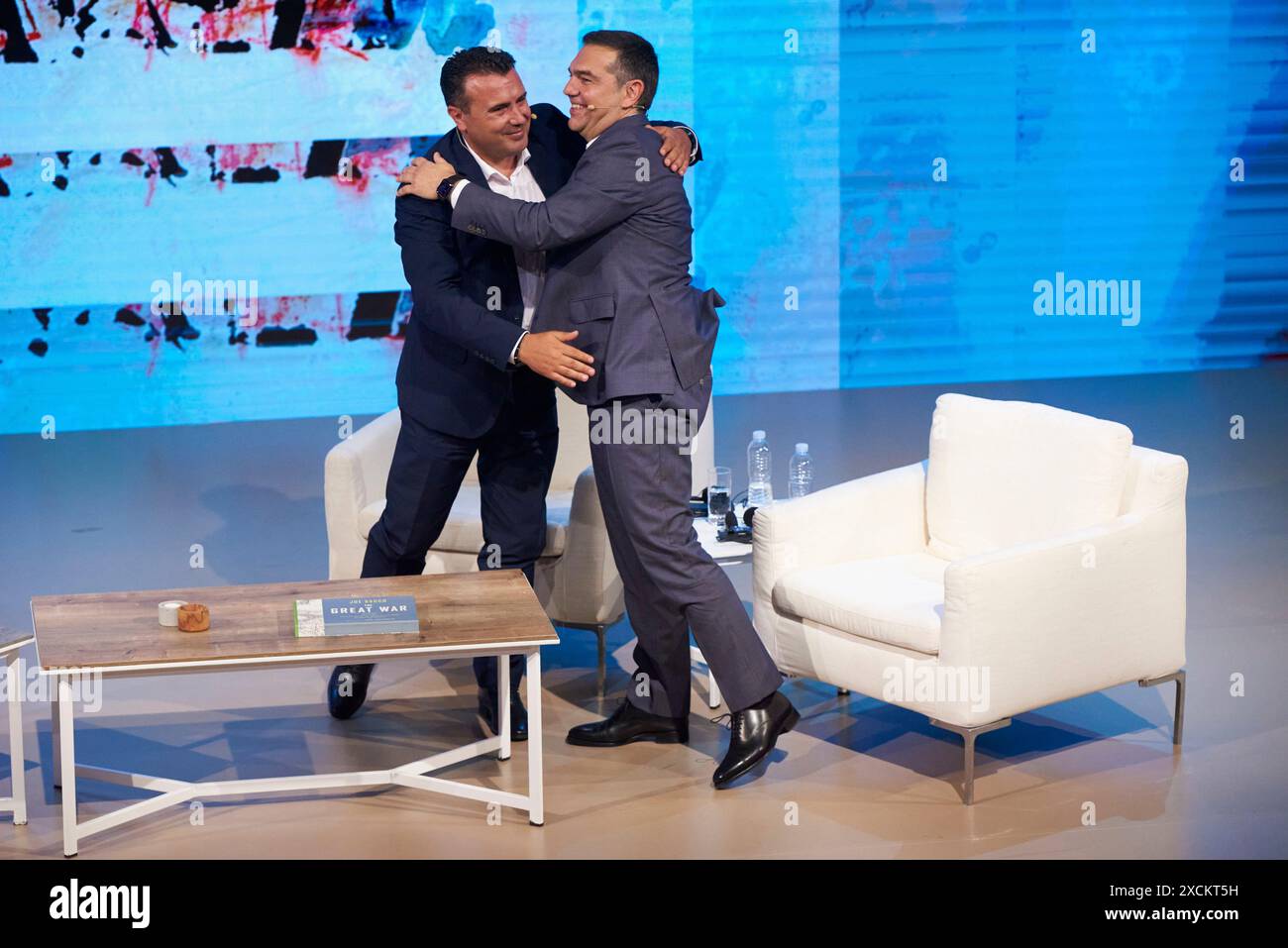 Athènes, Grèce. 17 juin 2024. ZORAN ZAEV(l) et ALEXIS TSIPRAS participent à un panel de discussion. Six ans après l'Accord de Prespa entre les premiers ministres de Grèce et de Macédoine du Nord de l'époque, Alexis Tsipras et Zoran Zaev respectivement, l'Institut Alexis Tsipras et la Fondation Zaev ont co-organisé un sommet sur les négociations menant à l'accord et à sa mise en œuvre. Crédit : ZUMA Press, Inc/Alamy Live News Banque D'Images