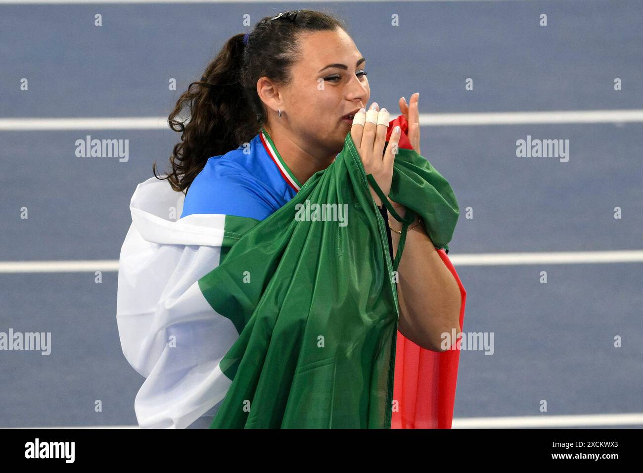Sara Fantini, de l'Italie, célèbre après avoir participé à la finale féminine du lancer de marteau lors des Championnats d'Europe d'athlétisme au stade Olimpico à Rome (Italie), le 10 juin 2024. Sara Fantini s'est classée première en remportant la médaille d'or. Banque D'Images