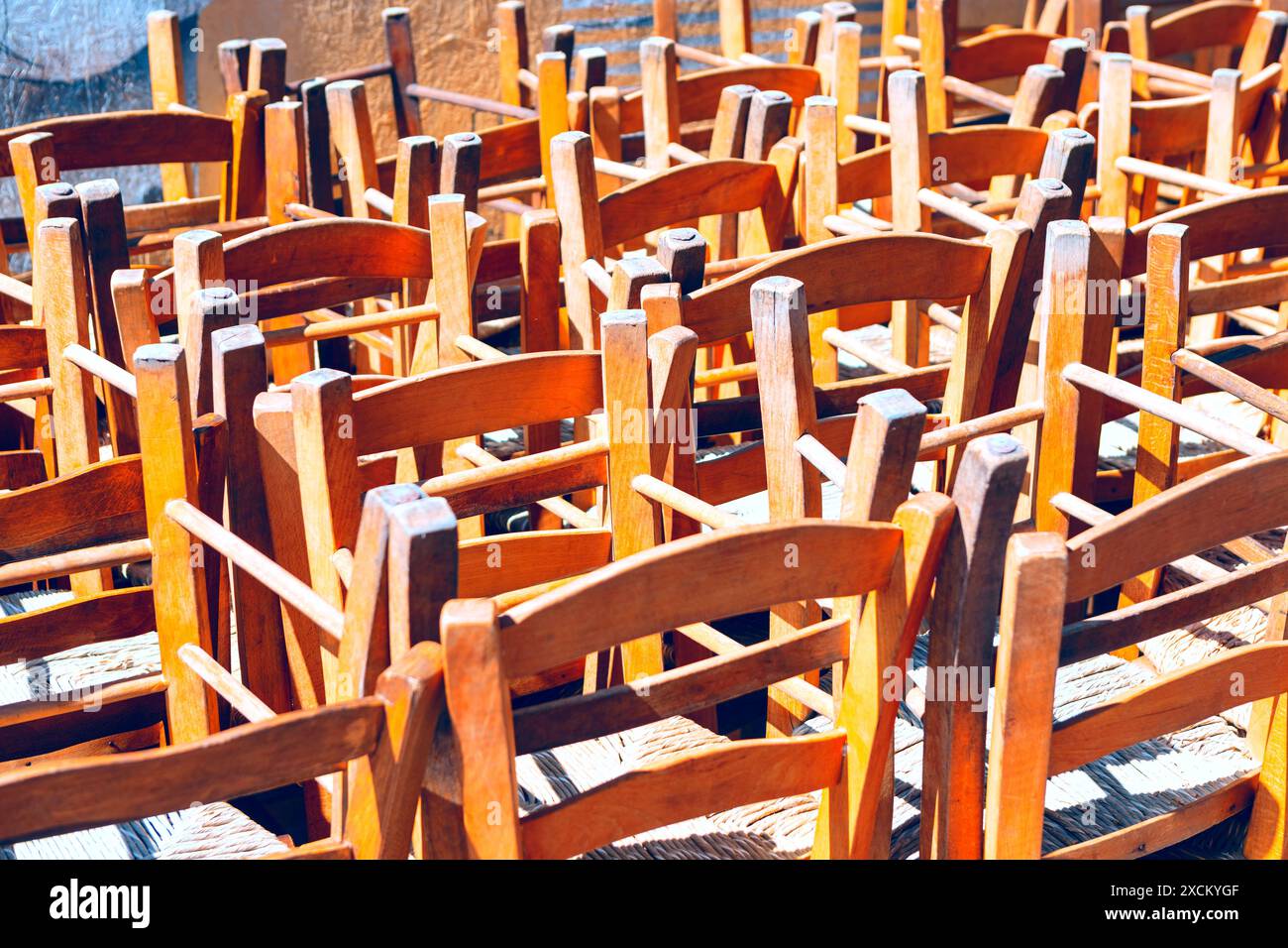 Chaises disposées sur le sol, prêtes à l'emploi Banque D'Images
