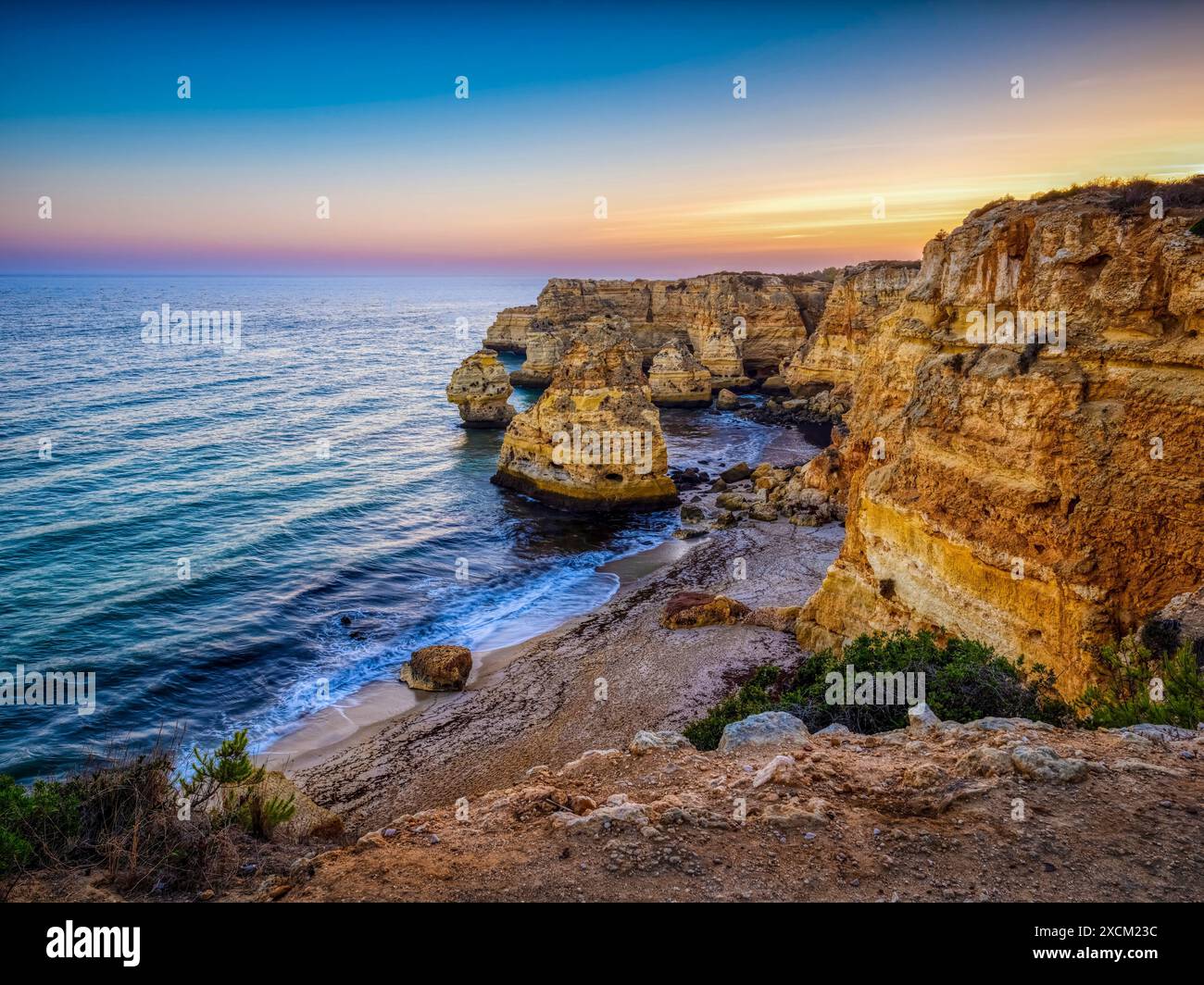 Plage de Praia da Marinha au crépuscule, Algarve, Portugal Banque D'Images