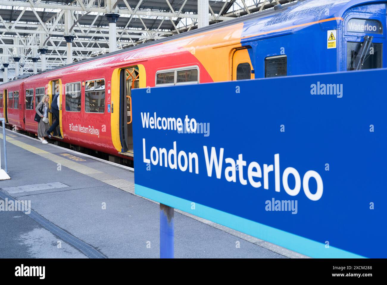 Panneau de signalisation pour « Bienvenue à Londres Waterloo » en lettre blanche sur le quai où les passagers embarquent dans un train du sud-ouest. Angleterre Royaume-Uni Banque D'Images