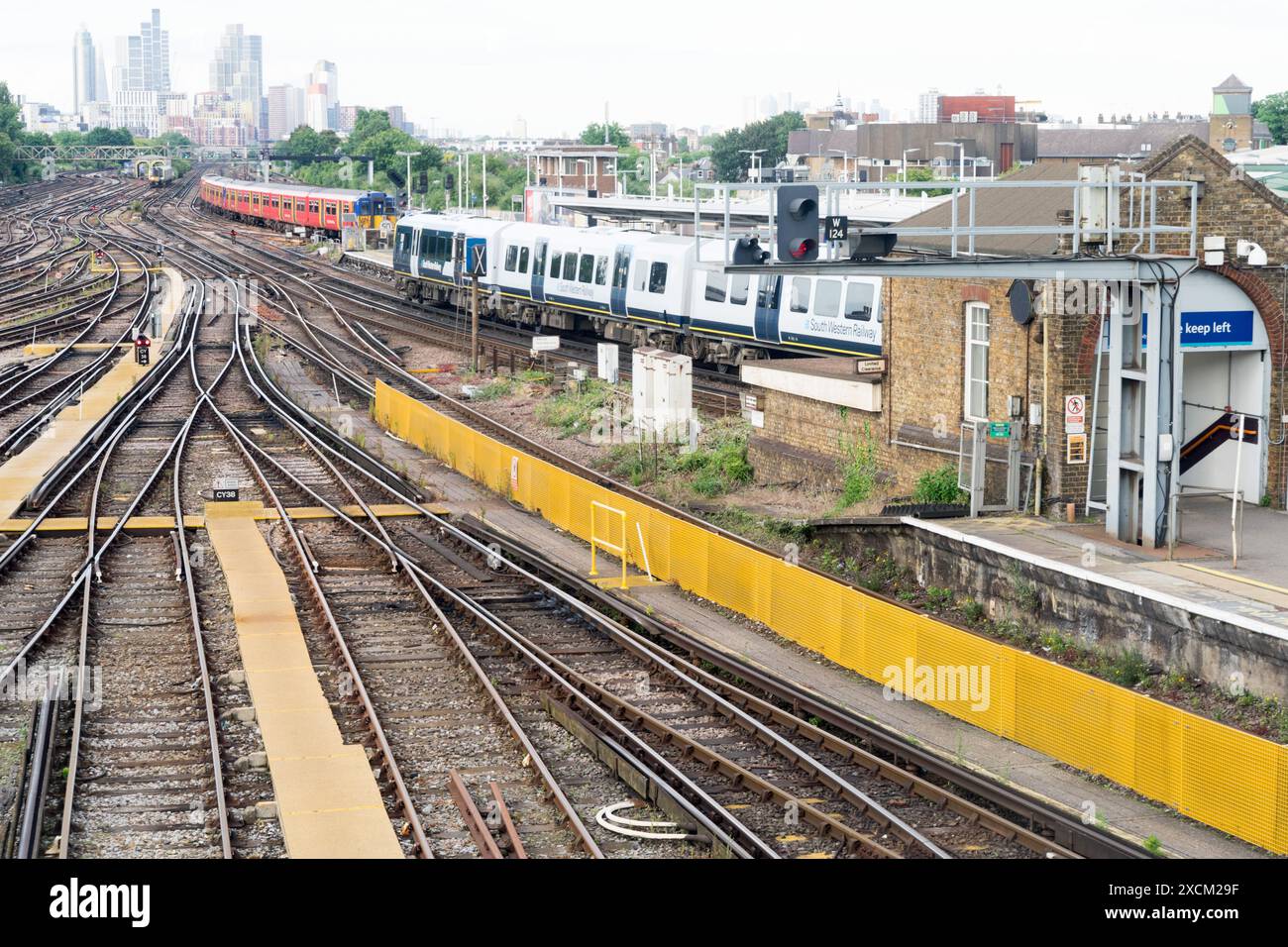 Les trains du South Western Railway quittent le quai de la gare et ramènent les navetteurs du centre de Londres Angleterre Banque D'Images