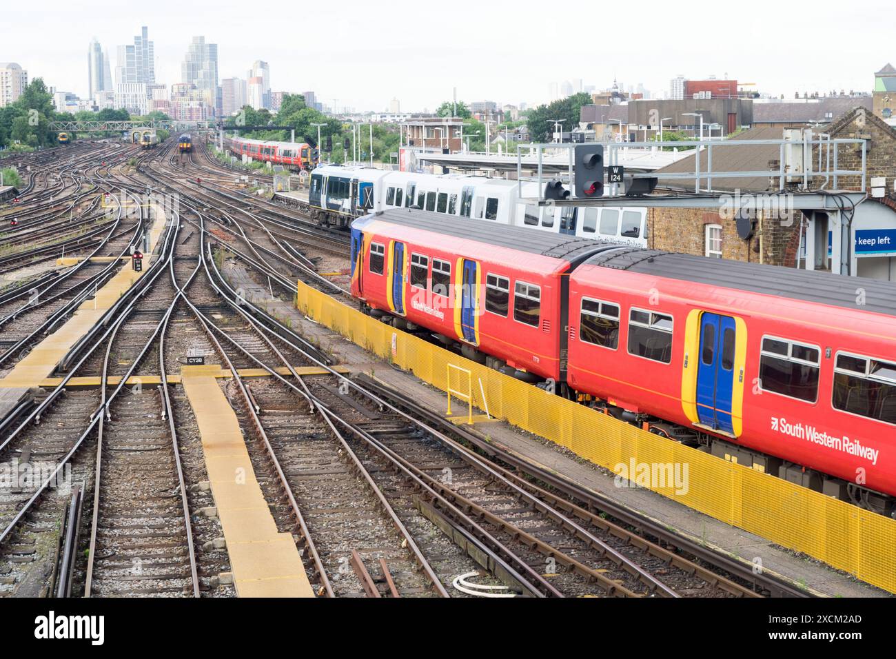 Les trains du South Western Railway quittent le quai de la gare et ramènent les navetteurs du centre de Londres Angleterre Banque D'Images