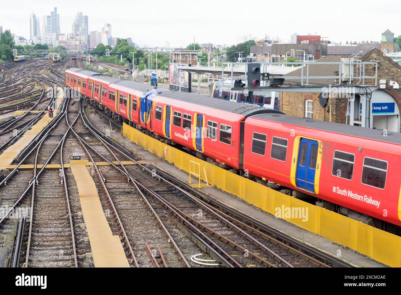 Les trains du South Western Railway quittent le quai de la gare et ramènent les navetteurs du centre de Londres Angleterre Banque D'Images