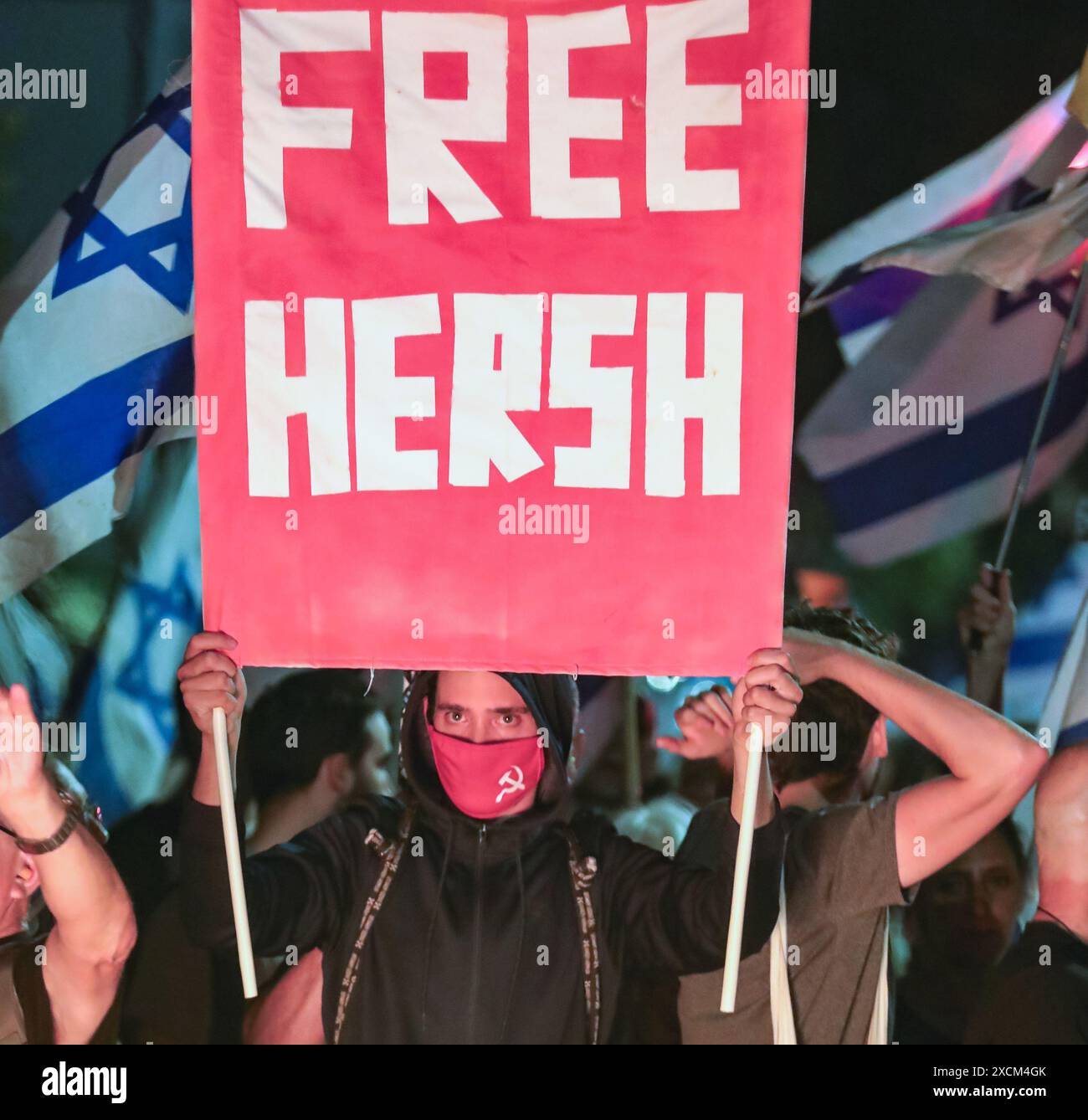 Jérusalem, Israël. 17 juin 2024 participants à une manifestation antigouvernementale près de la maison privée du premier ministre israélien (Netanyahu) à Jérusalem. Les manifestants appelaient à de nouvelles élections et à la libération des otages grâce à un accord entre Israël et le Hamas. Un manifestant tient une pancarte : Free Hersh (Goldberg-Polin). Il y a des drapeaux israéliens en arrière-plan. Crédit : Yoram Biberman/Alamy Live News. Banque D'Images