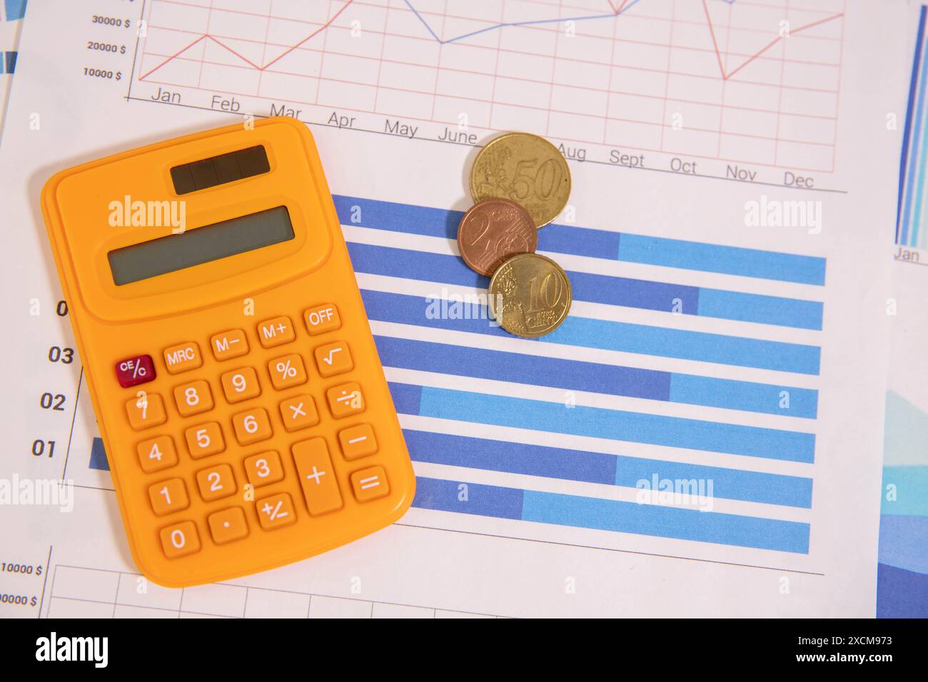 Homme d'affaires examine en profondeur un rapport financier pour un retour sur investissement ou une analyse de risque d'investissement. Banque D'Images