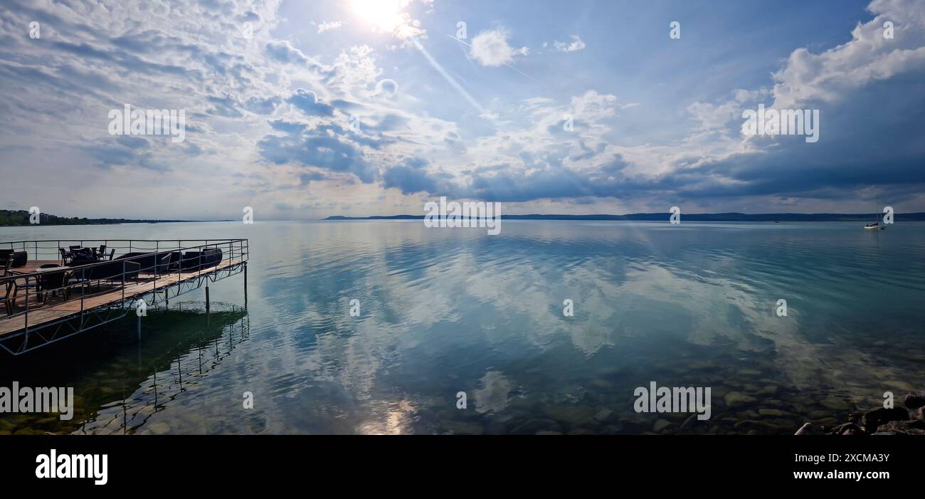 LAC BALATON/HONGRIE - 2023-05-07 vue sur un lac Balaton. Grand reflet du ciel de la surface de l'eau. Banque D'Images