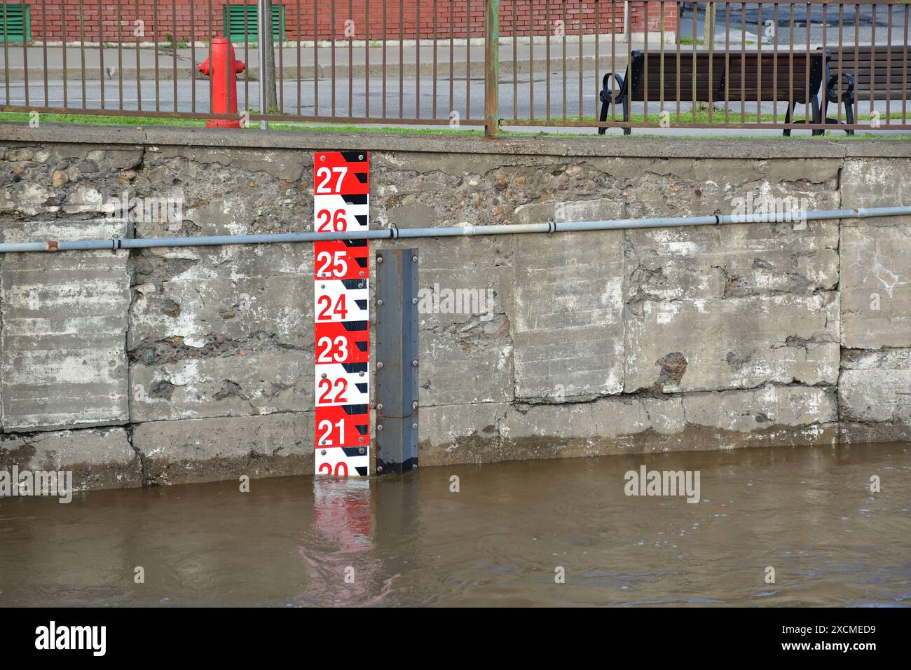 Indicateur visuel du niveau d'une rivière. Indicateur de crue de la rivière Sherbrooke St-François. Indication d'avertissement d'évacuation. Banque D'Images