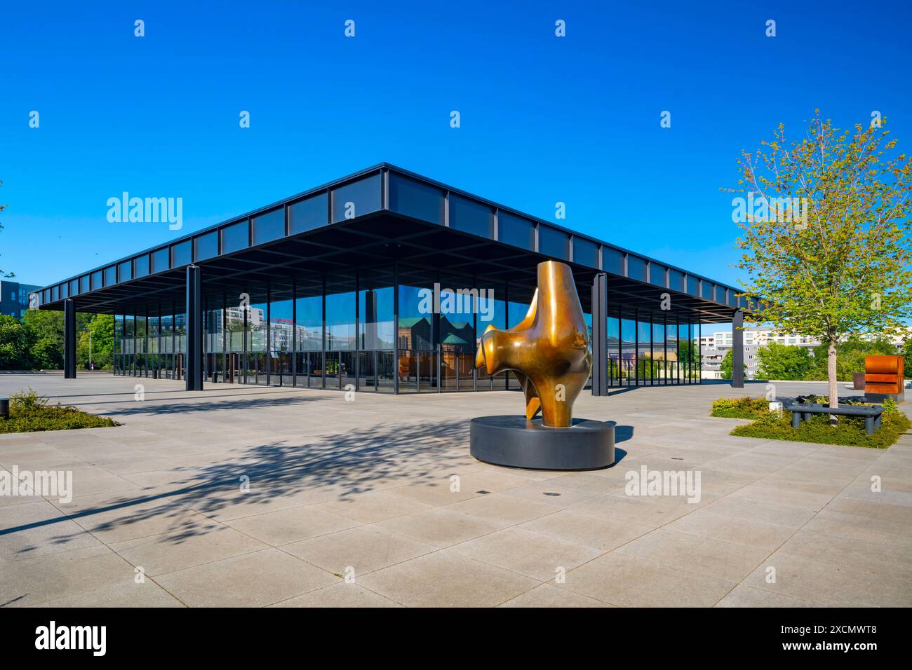 Neue Nationalgalerie , Architekt Mies van der Rohe, Bronze-Skulptur Der Bogenschütze , Henry Moore und Broken Obelisk von Barnett Newman, Tiergarten, Banque D'Images