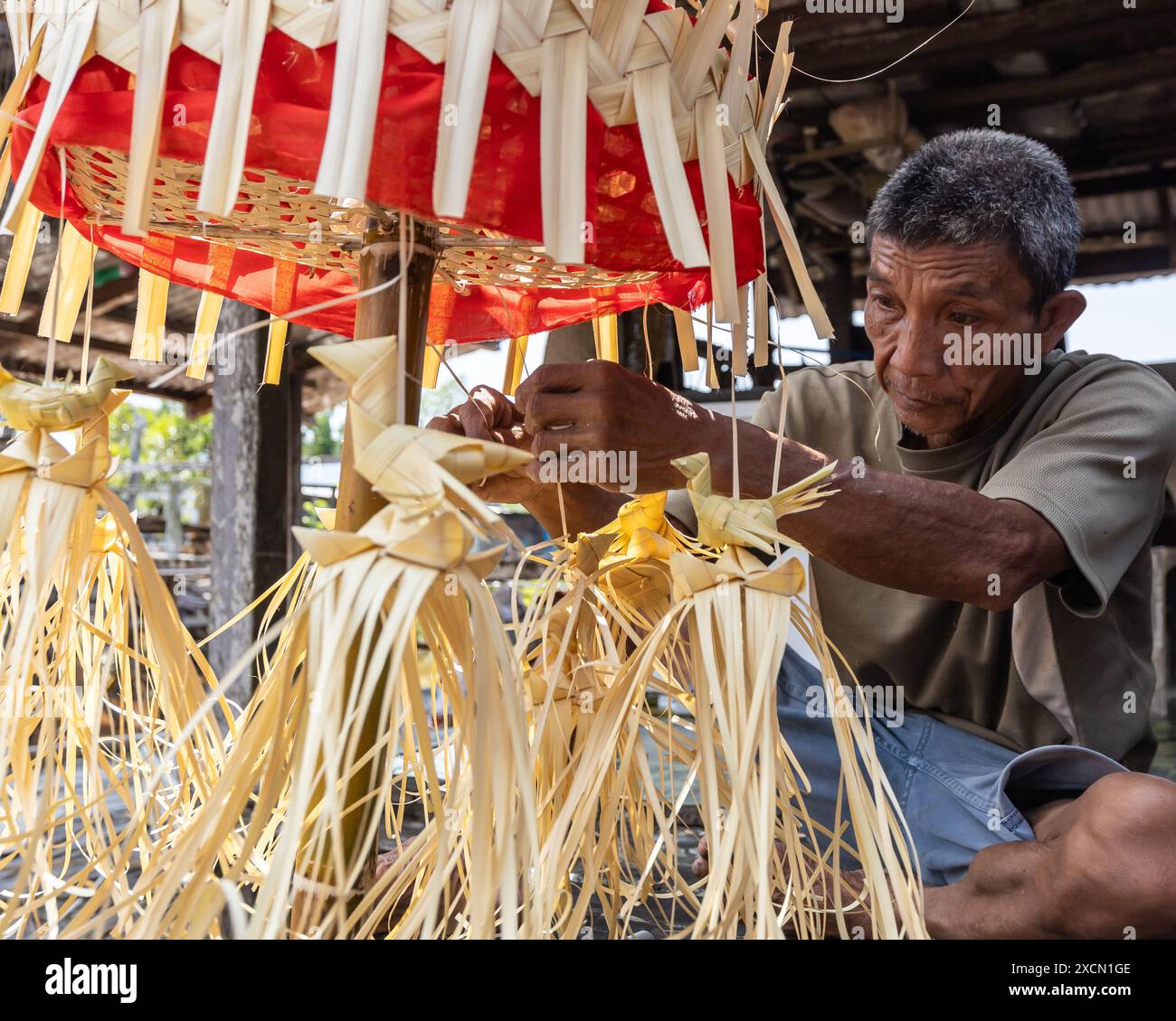 Un homme prépare des accessoires traditionnels pour le rituel Melanau serahang pendant le festival de Kaul Banque D'Images