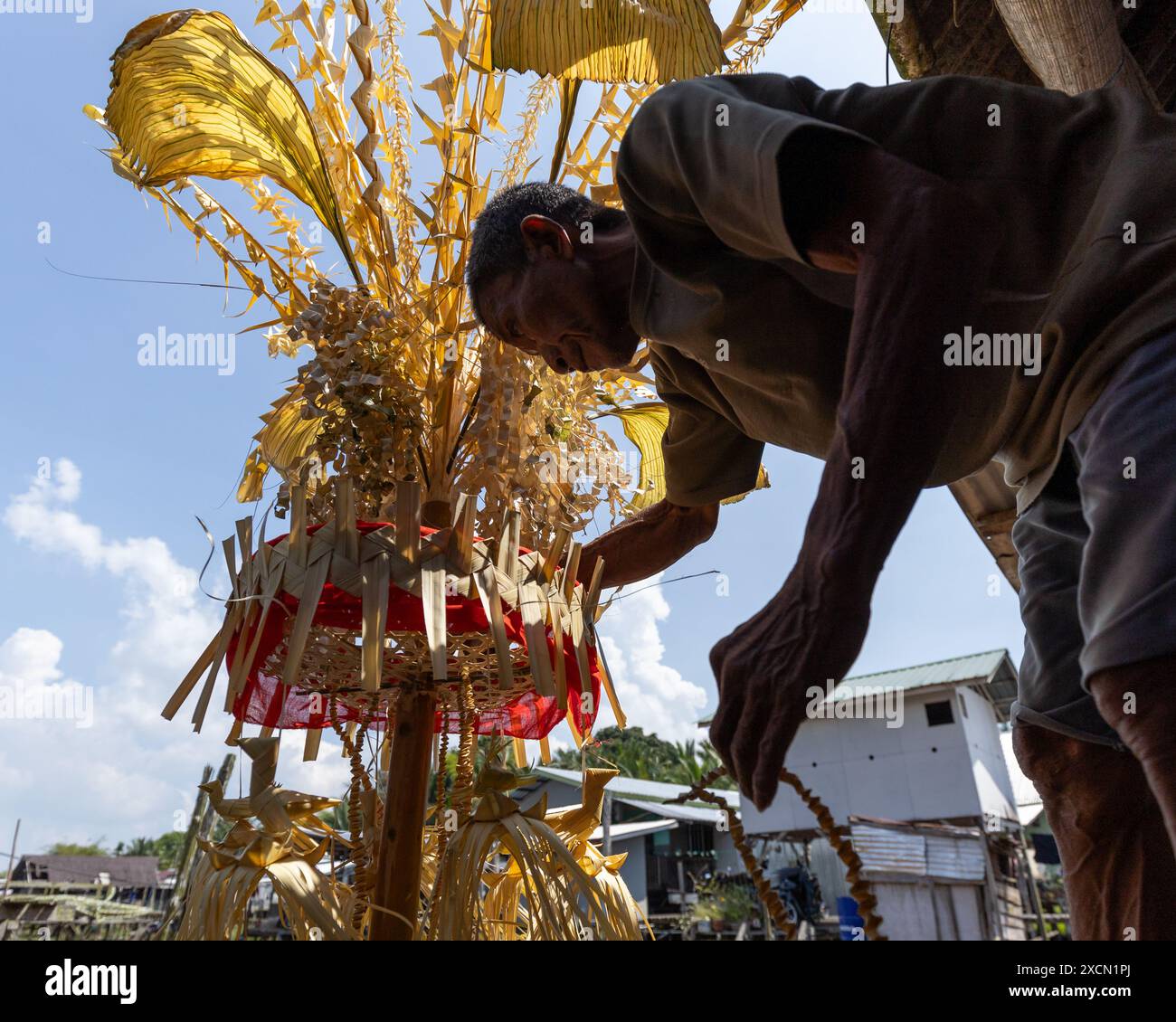 Un homme prépare des accessoires traditionnels pour le rituel Melanau serahang pendant le festival de Kaul Banque D'Images