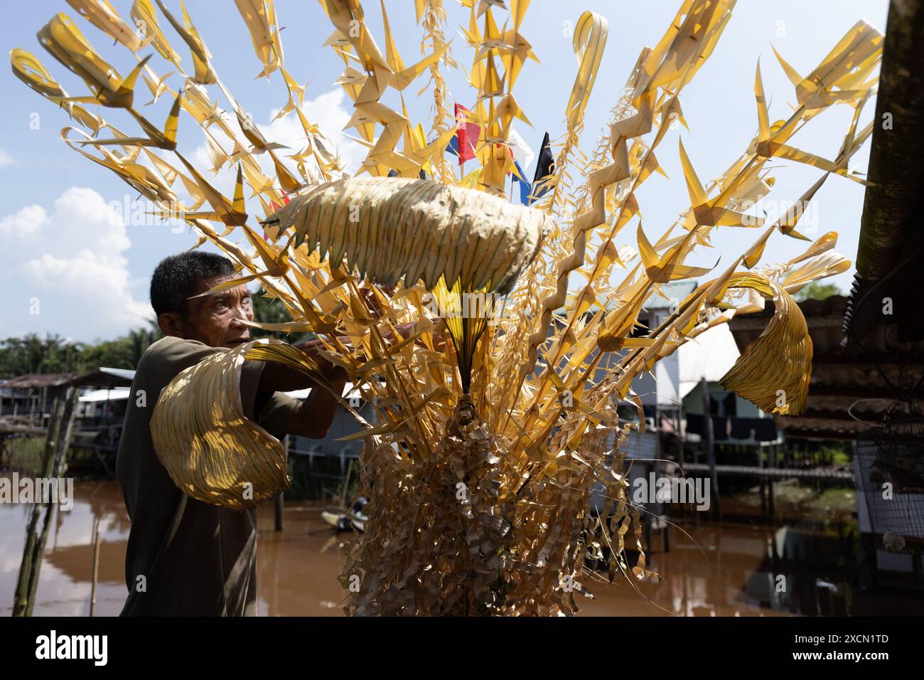 Un homme prépare des accessoires traditionnels pour le rituel Melanau serahang pendant le festival de Kaul Banque D'Images