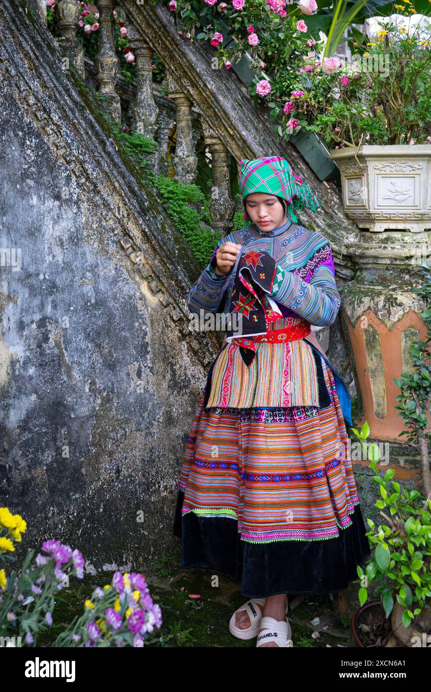 Femme hmong de fleur faisant de la broderie au palais des rois Hmong (Vau Meo) à bac Ha, province de Lao Cai, Vietnam Banque D'Images