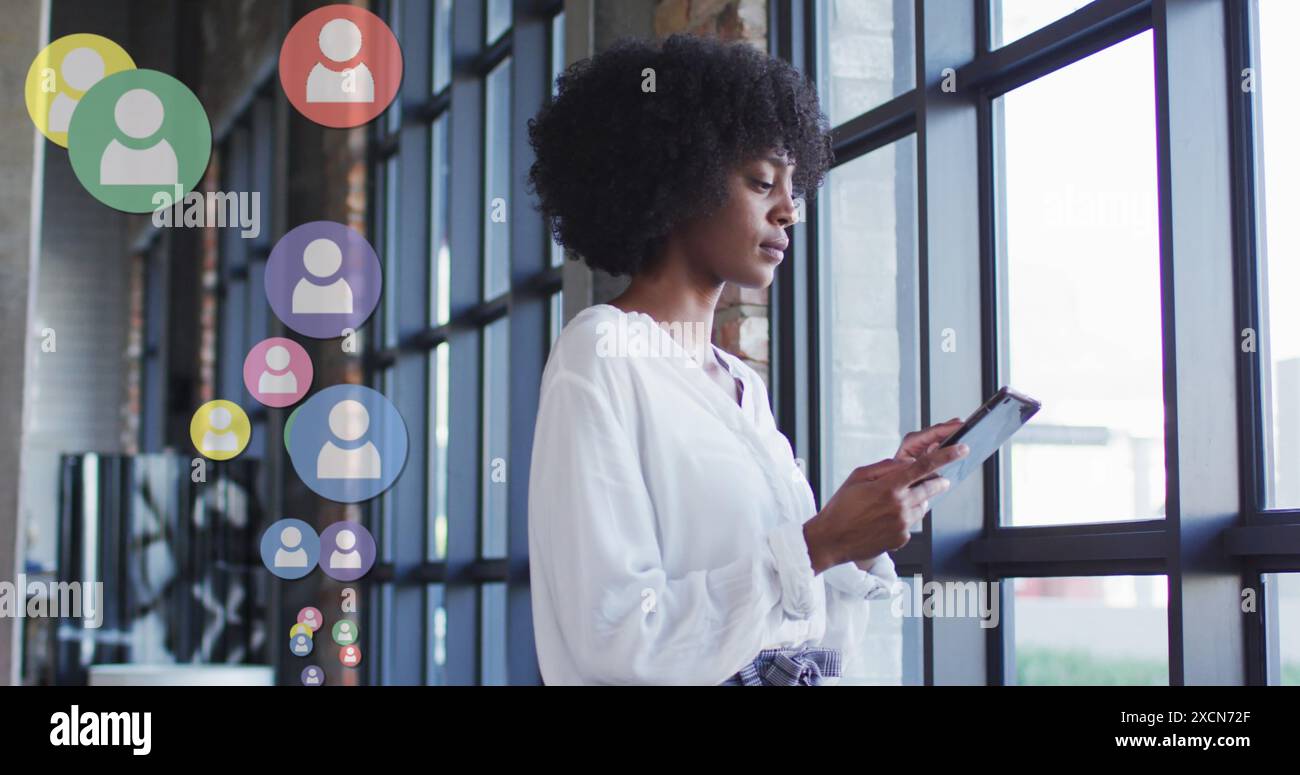 Image d'icônes de médias sociaux sur femme d'affaires afro-américaine Banque D'Images