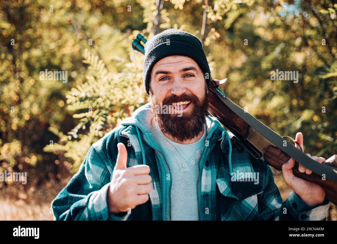 Chasseur avec fusil de chasse. Fermé et ouvert saison de chasse. Barbe et cire. Barbershop vintage. Idées sur Barbershop et salon de coiffure. Banque D'Images