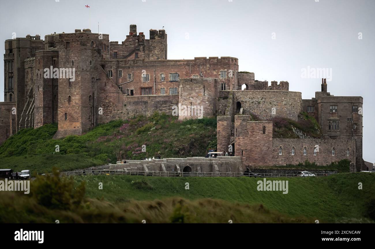 Le château de Bamburgh situé le long du rivage de la mer du Nord dans le nord de l'Angleterre est un exemple de l'architecture normande construite au XIe siècle. Banque D'Images