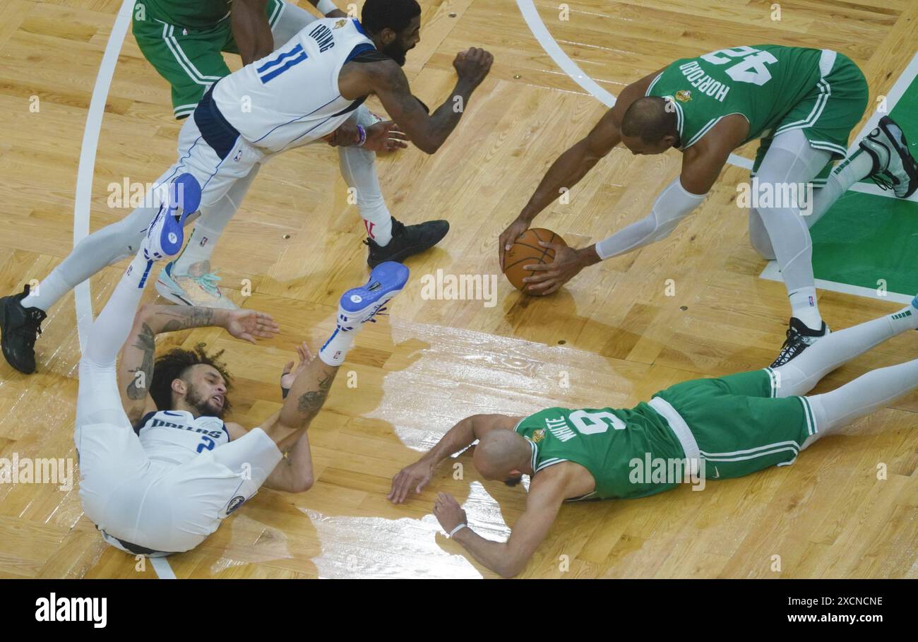 Boston, États-Unis. 17 juin 2024. Al Horford (top R) et Derrick White (bottom R) des Boston Celtics affrontent Kyrie Irving (top l) et Dereck Lively II des Dallas Mavericks lors du cinquième match entre les Boston Celtics et Dallas Mavericks lors de la finale NBA de la saison 2023-2024 à Boston, États-Unis, le 17 juin 2024. Crédit : Wu Xiaoling/Xinhua/Alamy Live News Banque D'Images