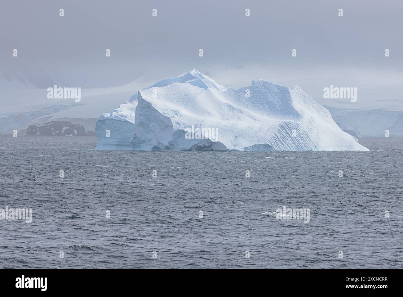 Iceberg massif flottant dans le détroit de Gerlache qui sépare la péninsule Antarctique de l'archipel Palmer Banque D'Images