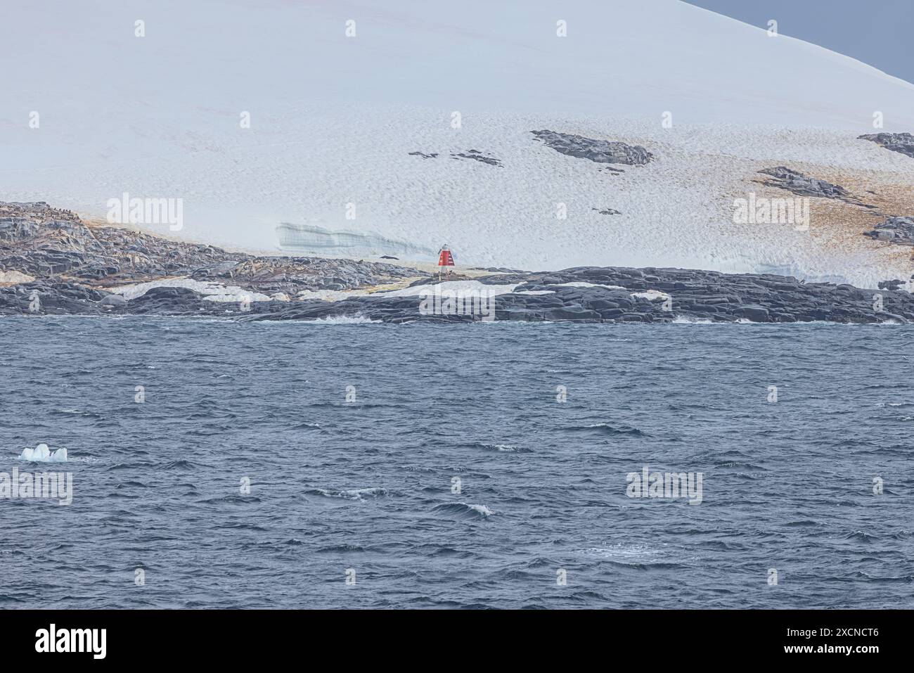 Gros plan de la balise à l'entrée de Paradise Bay entre Lemaire et Bryde Island Banque D'Images
