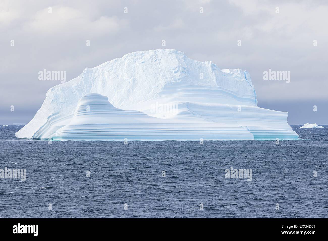 Iceberg géant en couches dans le détroit de Gerlache qui sépare la péninsule Antarctique de l'archipel Palmer Banque D'Images