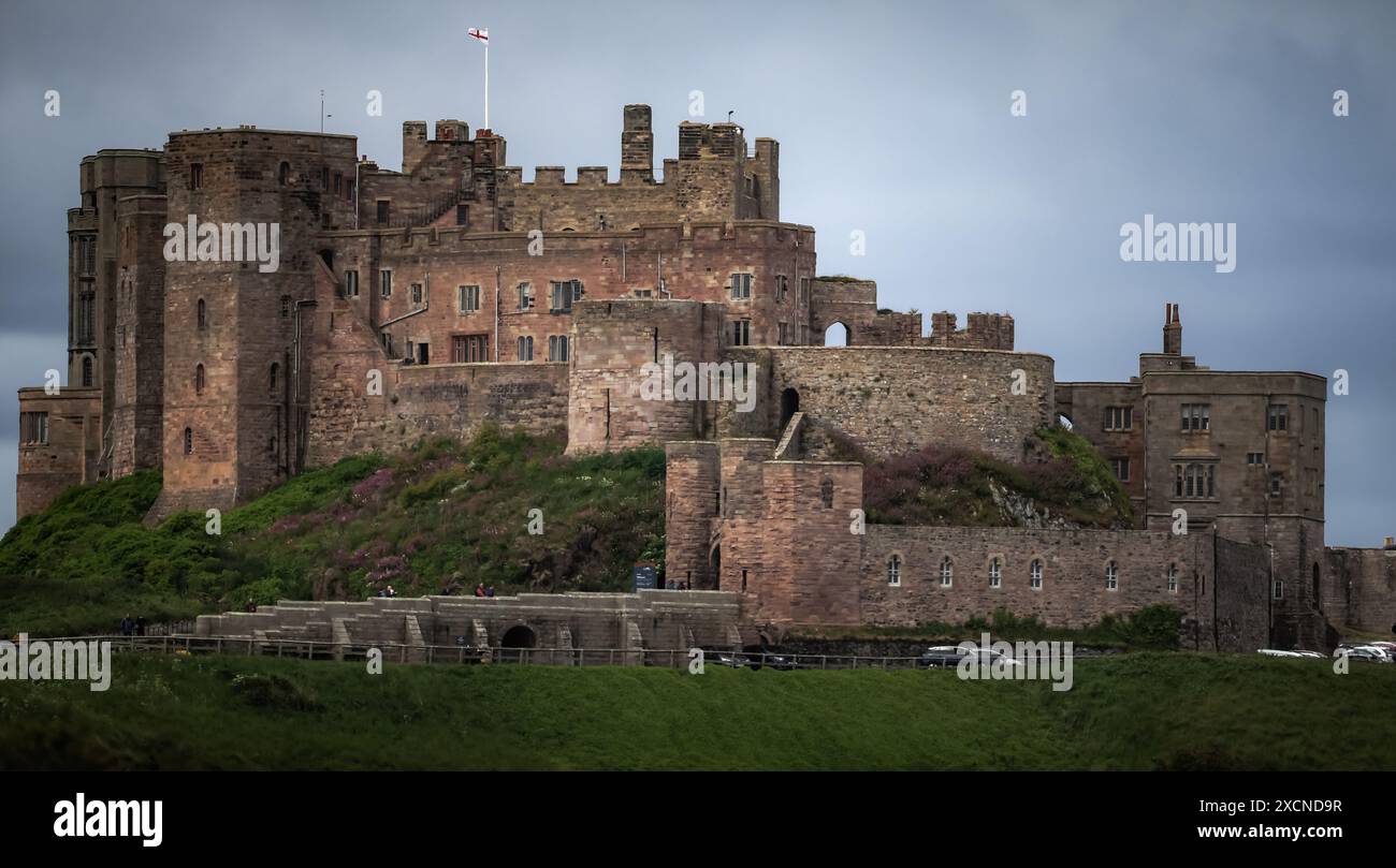 Le château de Bamburgh situé le long du rivage de la mer du Nord dans le nord de l'Angleterre est un exemple de l'architecture normande construite au XIe siècle. Banque D'Images