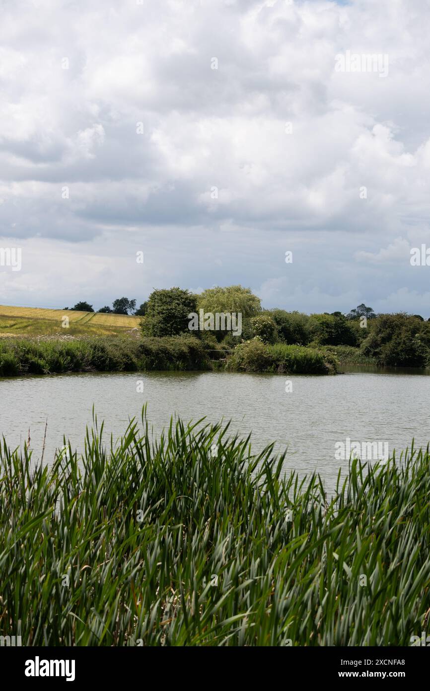 Un étang près de l'église Giles, Chesterton, Warwickshire, Angleterre, Royaume-Uni Banque D'Images