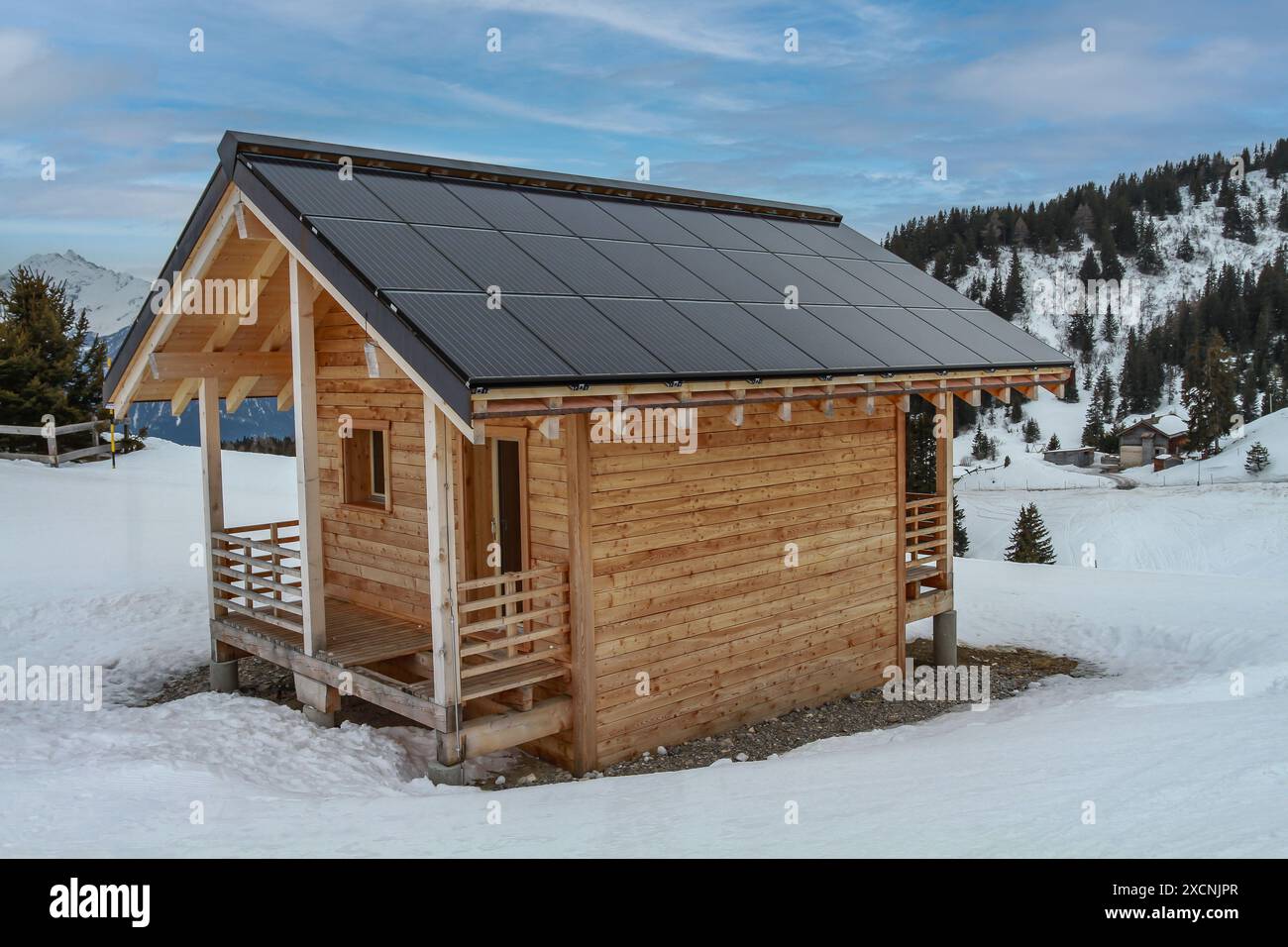 Petite cabane en bois avec toit solaire dans les Alpes Banque D'Images