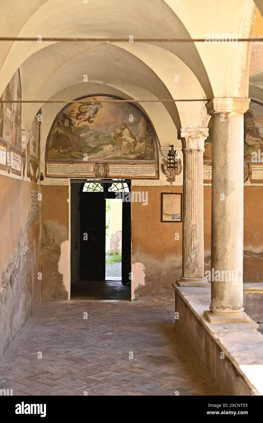 Rome. Italie. Église Sant’Onofrio al Gianicolo du XVe siècle, Piazza di Sant’Onofrio. Cloître avec fresques représentant des scènes de la vie de St ONU Banque D'Images